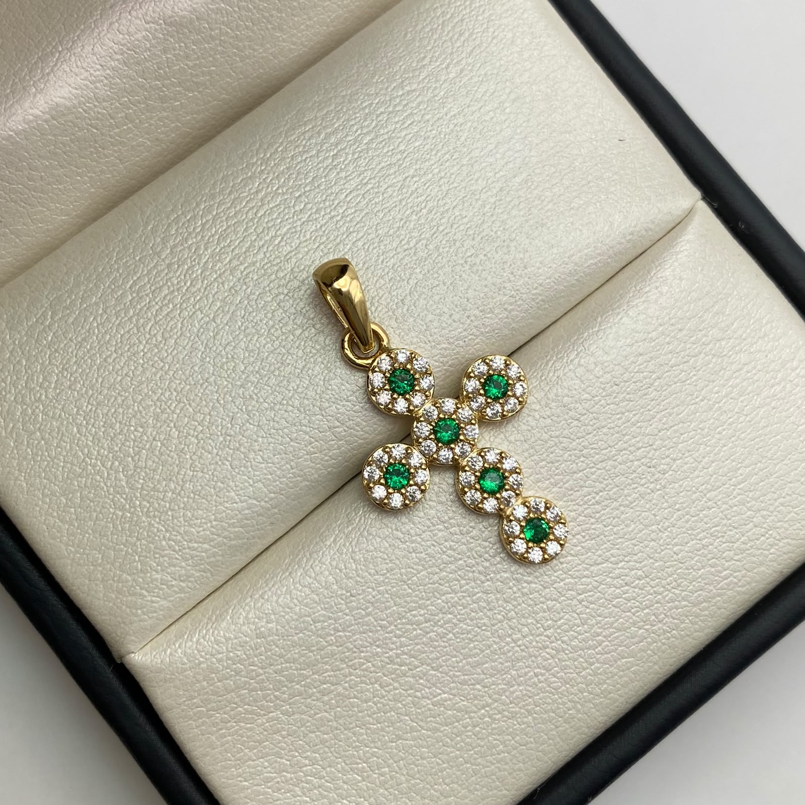 Dije cruz circulo circones blancos y verdes Oro amarillo 18k 2,30 Gr / 16,10 mm / 3 Cm