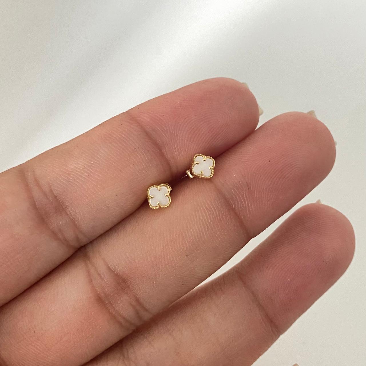 Topos It trebol fondo blanco Oro amarillo 18k +4 / 0,85 Gr / 4,0 mm