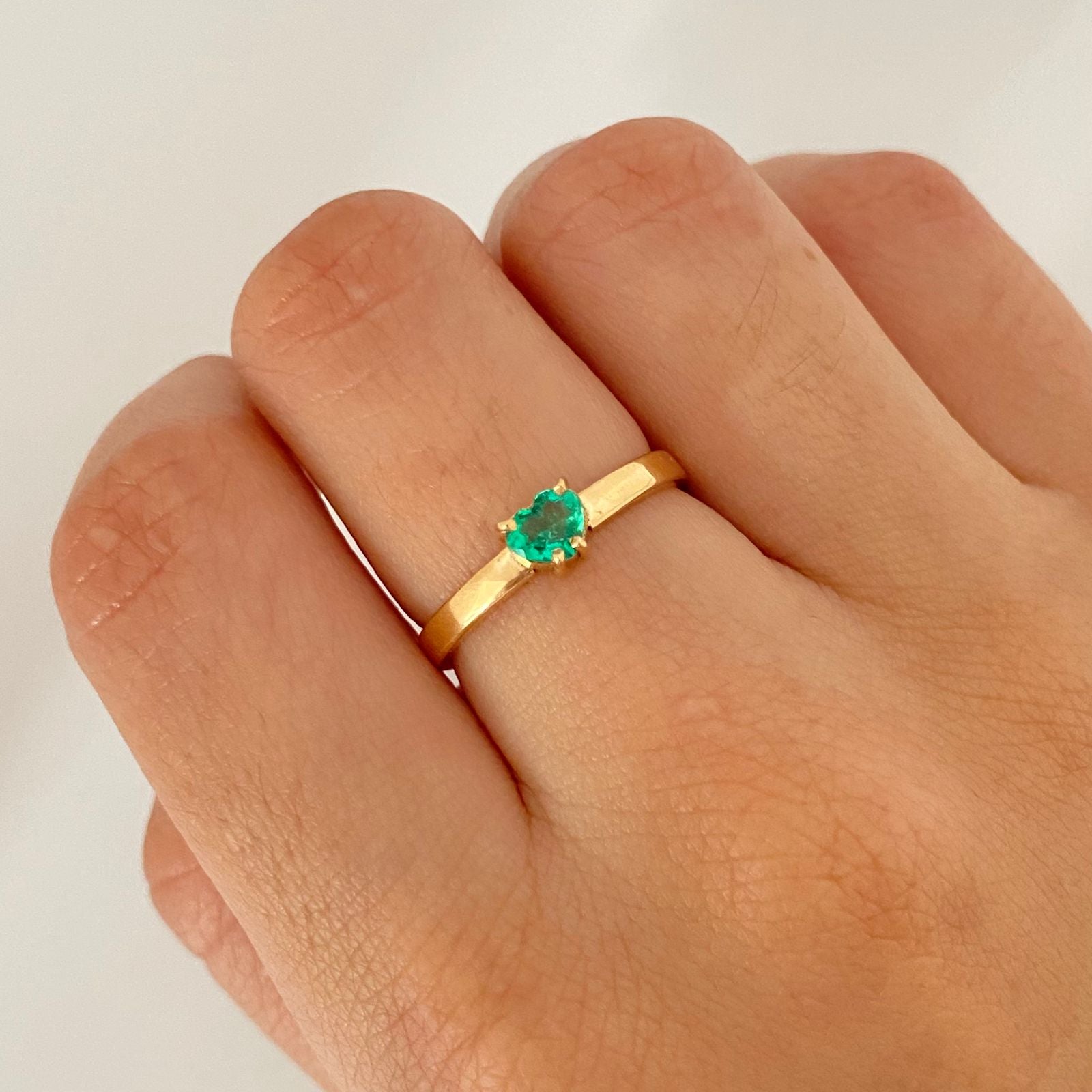 Anillo esmeralda centro corazón Oro amarillo 18k / Talla 8 / 2,6 Gr