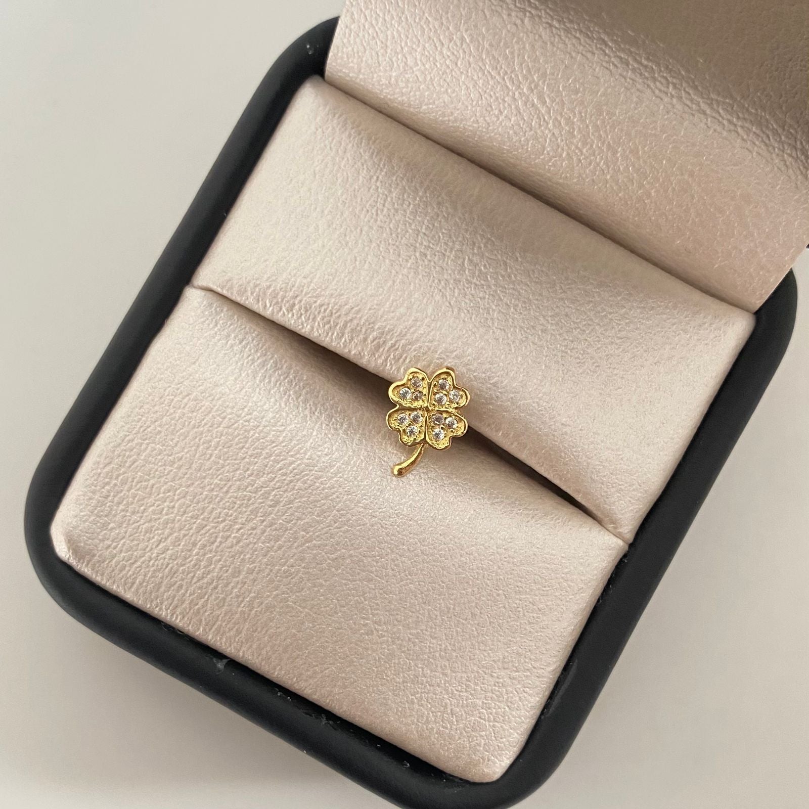 Piercing trebol casting blanco ( joya ) Oro amarillo 18k 0,7 Gr