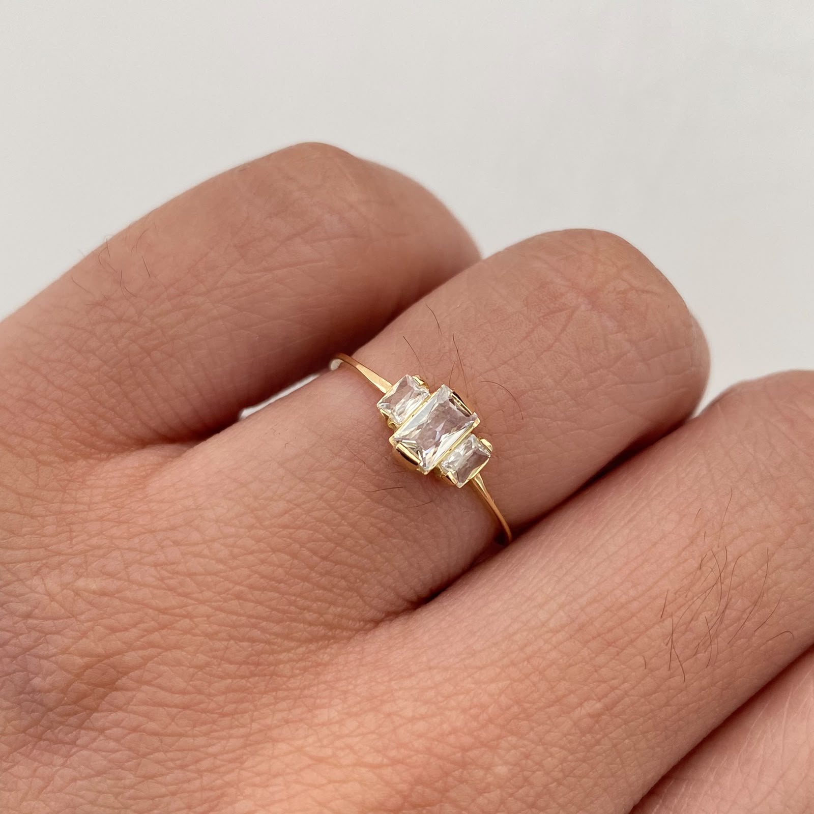 Anillo Solitario Oro amarillo 18k / Talla 6 / 0,9 Gr / 0,9 mm