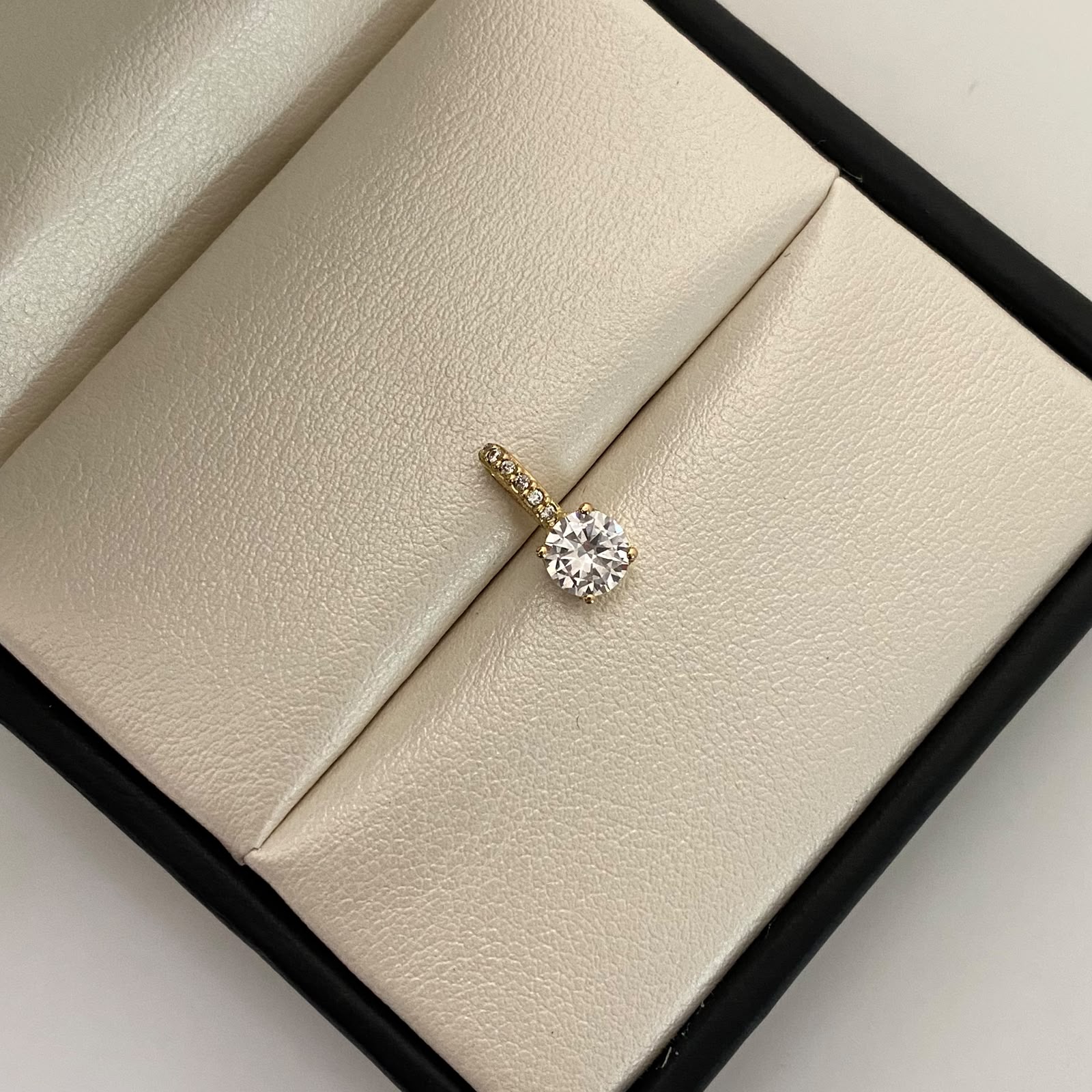 Dije Circon Blanco Oro amarillo 18k 0,95 Gr / 5,5 mm / 1,1 Cm