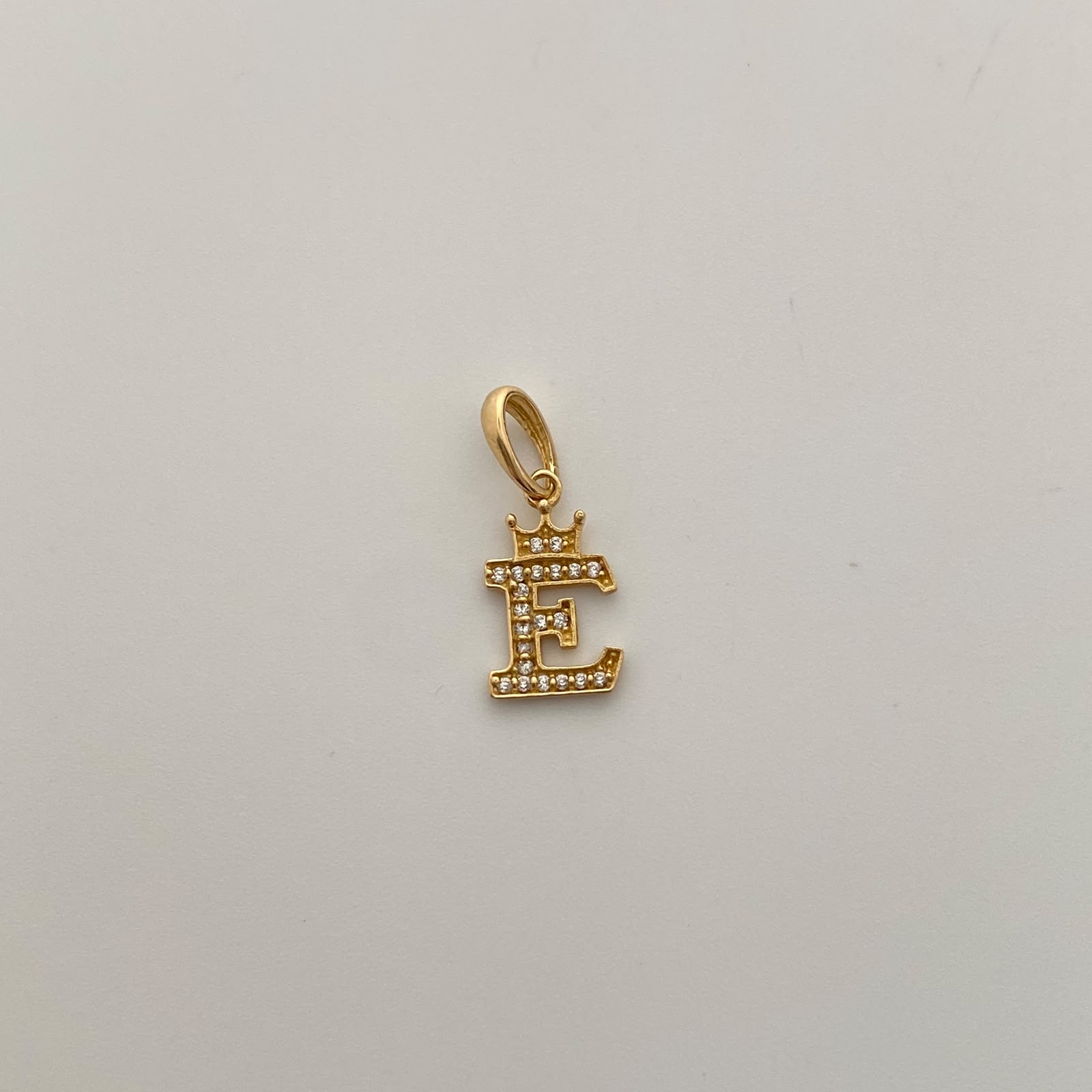 Dije Letra E Casting Oro amarillo 18k 0,9 Gr / 8,4 mm / 2 Cm