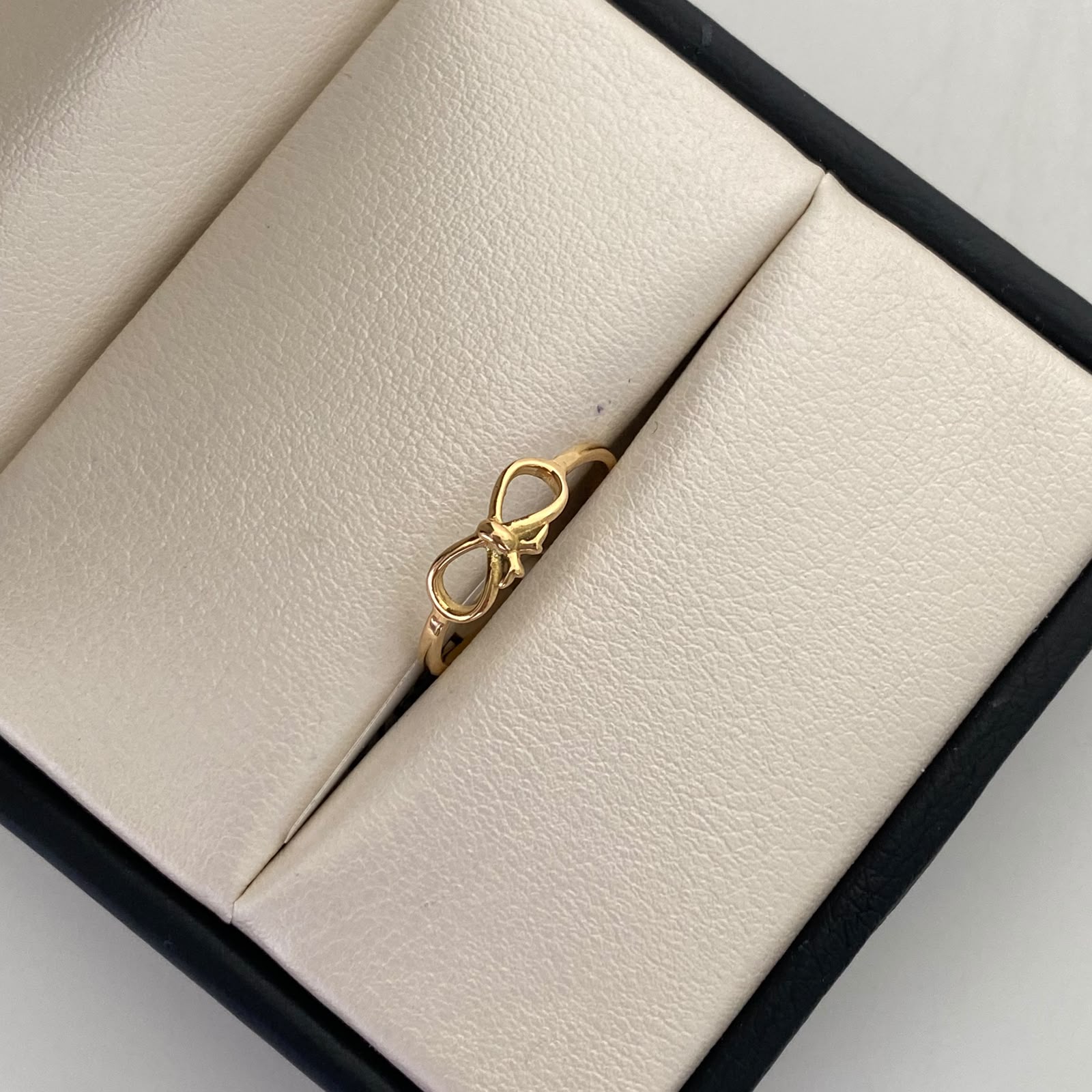 Anillo Moño Oro amarillo 18k / Talla 6 / 1,25 Gr / 1,5 mm
