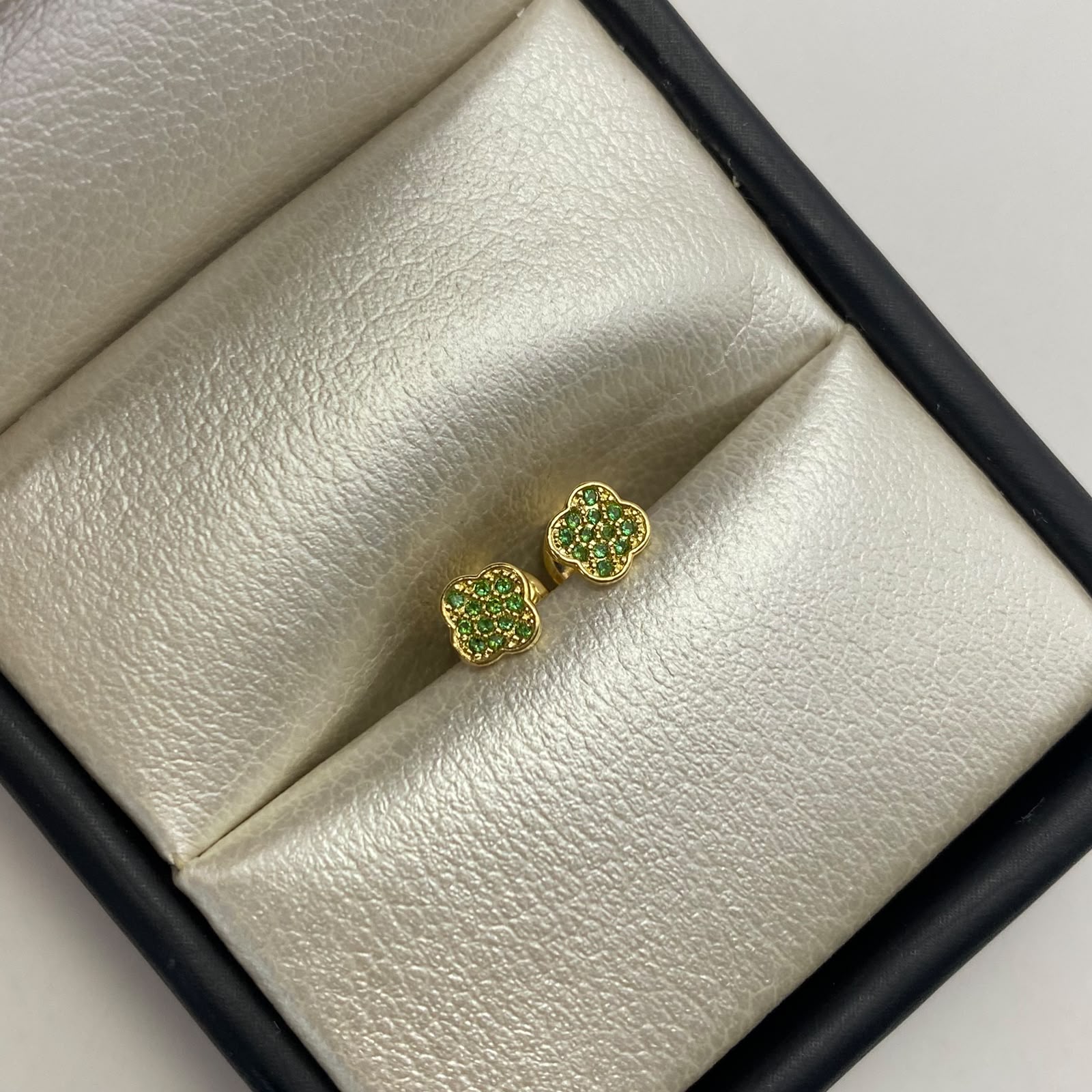 Topos trebol circon verde Oro amarillo 18k 0,65 Gr / 5,1 mm
