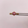 Anillo anillo flor lineas circones fucsia y blanco  Oro amarillo 18k / Talla 7 1/4 / 2,05 Gr / 1,57 mm