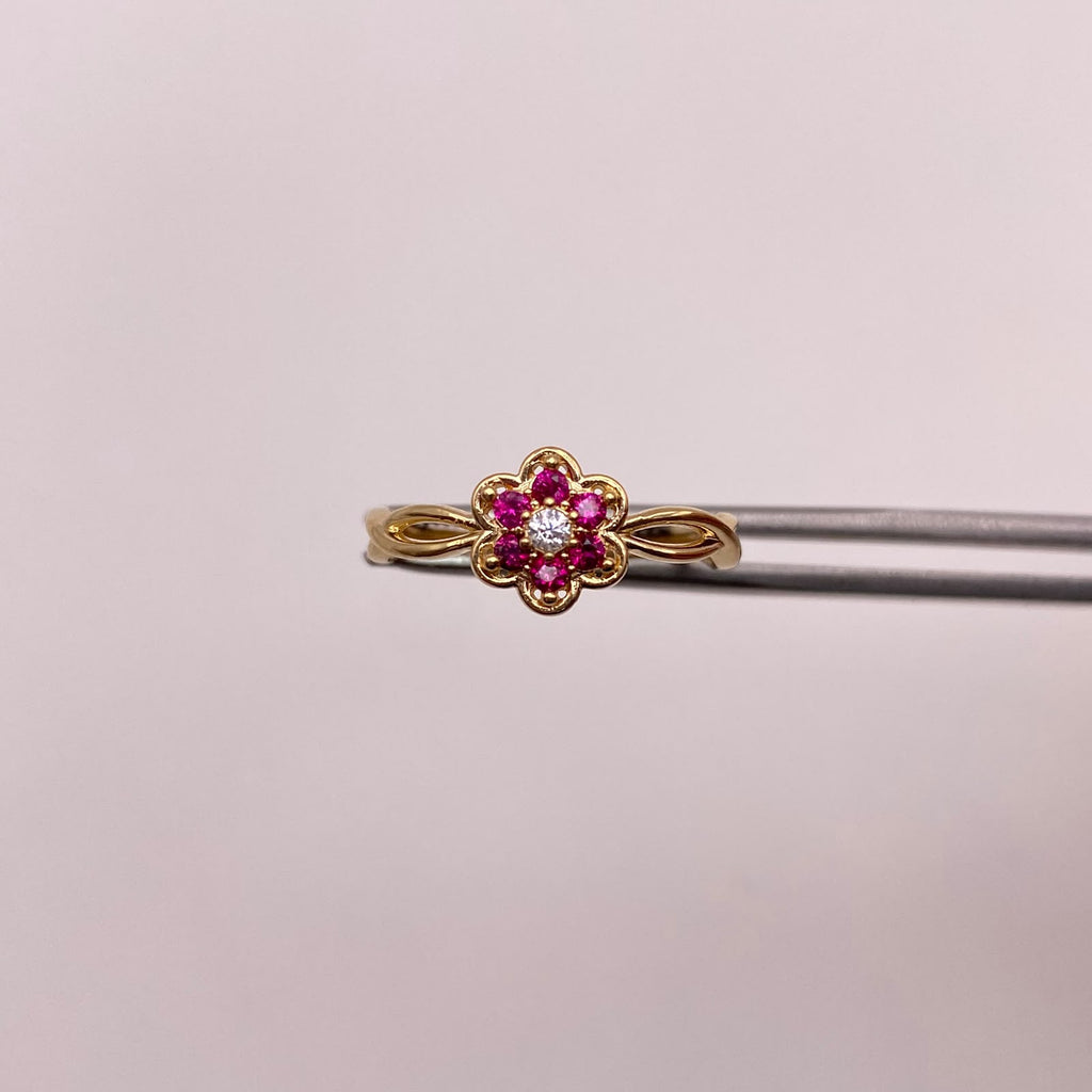 Anillo anillo flor lineas circones fucsia y blanco  Oro amarillo 18k / Talla 7 1/4 / 2,05 Gr / 1,57 mm