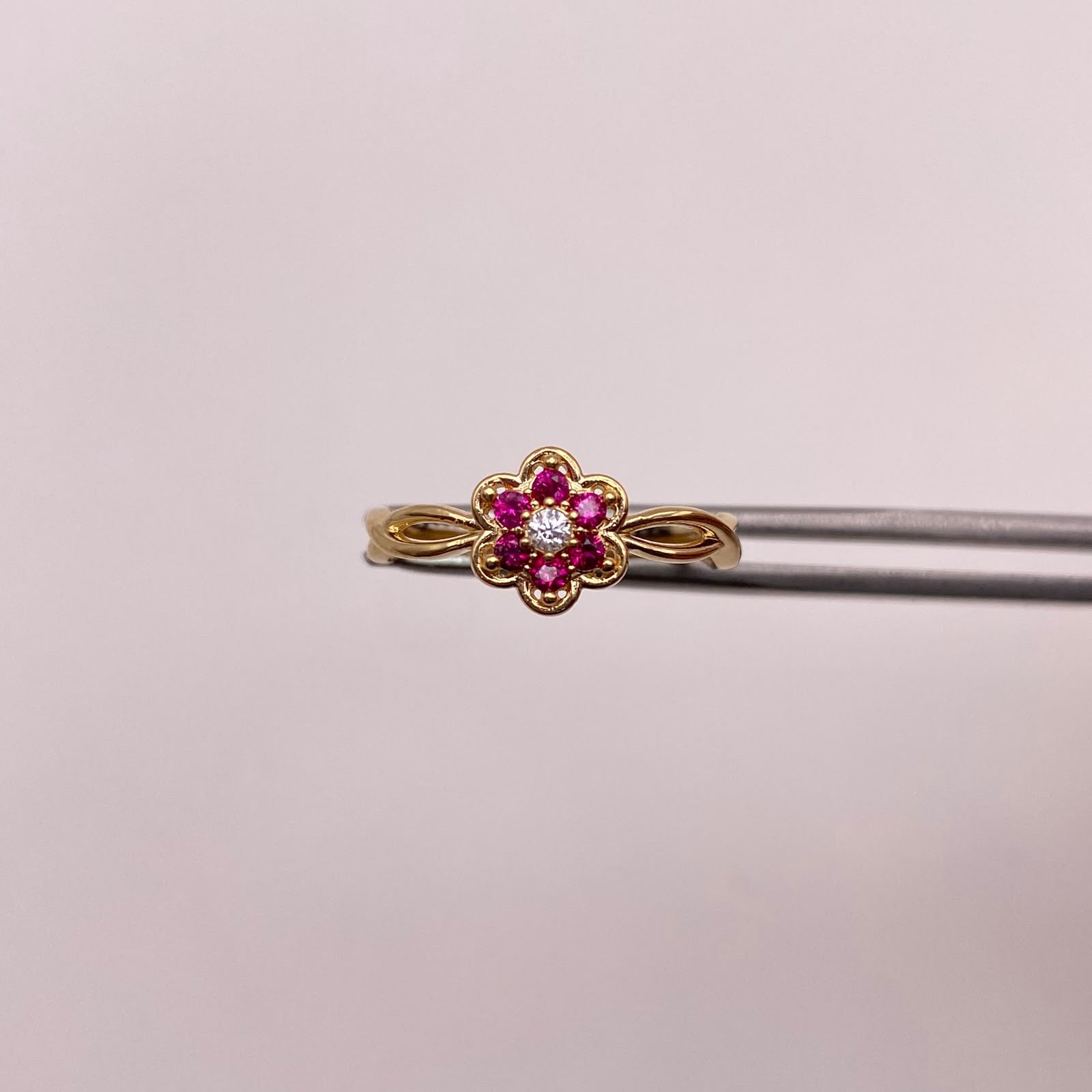 Anillo anillo flor lineas circones fucsia y blanco  Oro amarillo 18k / Talla 7 1/4 / 2,05 Gr / 1,57 mm
