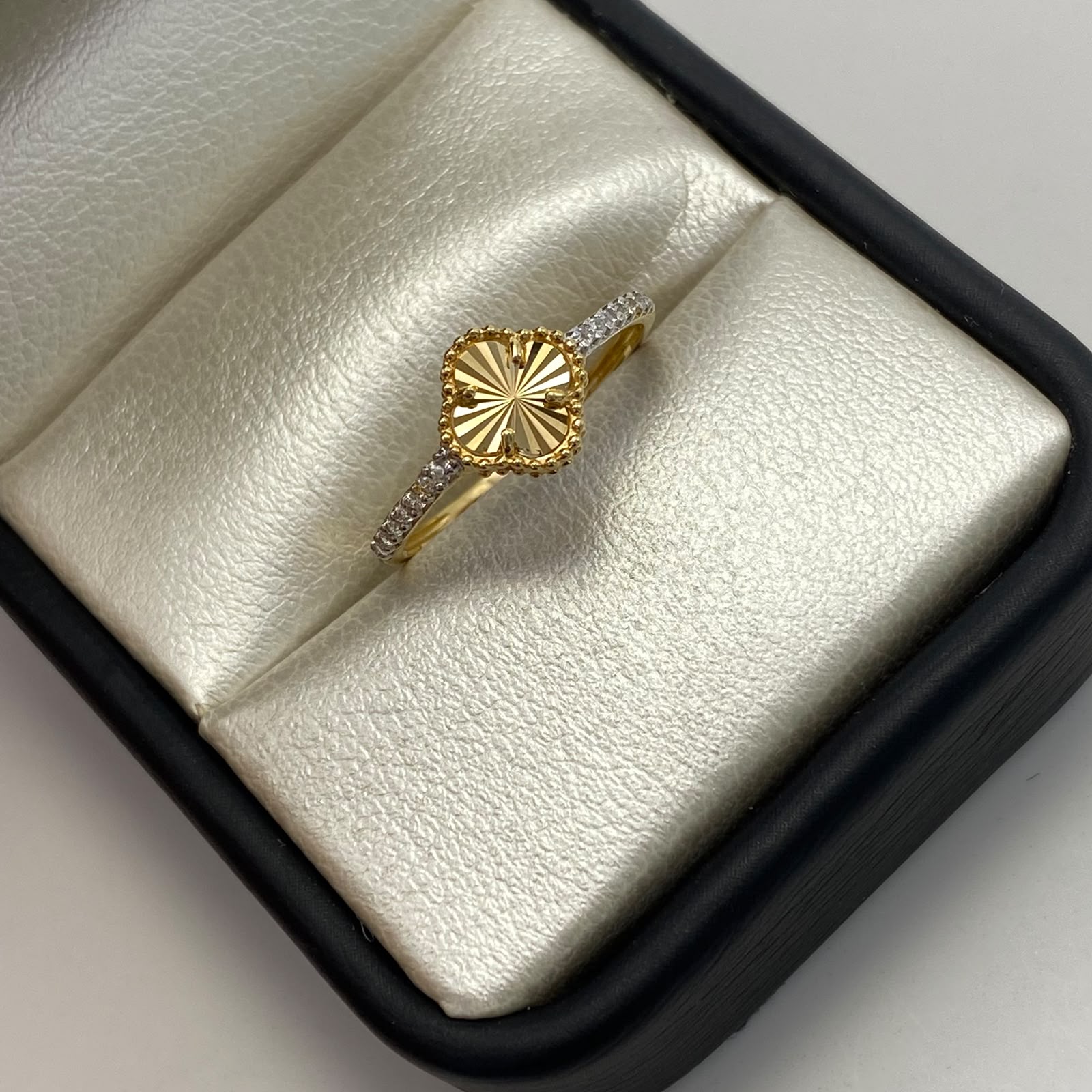 Anillo Trebol diamantado Oro amarillo 18k / Talla 7 / 1,45 Gr / 1,4 mm