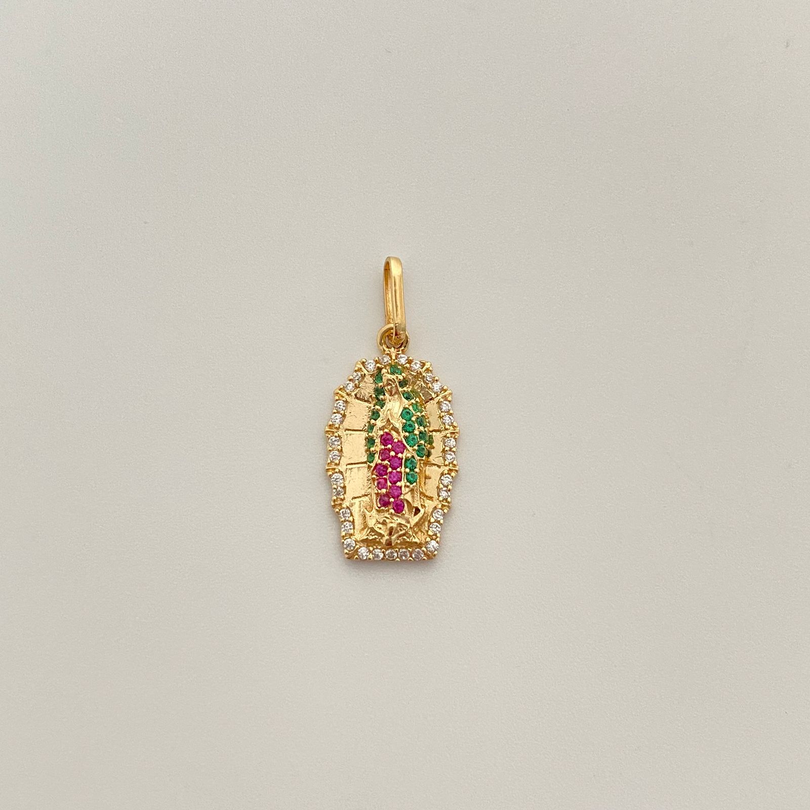 Dije virgen de guadalupe con circones verdes y fucsias  Oro amarillo 18k 1,85 Gr / 11,51 mm / 2,6 Cm