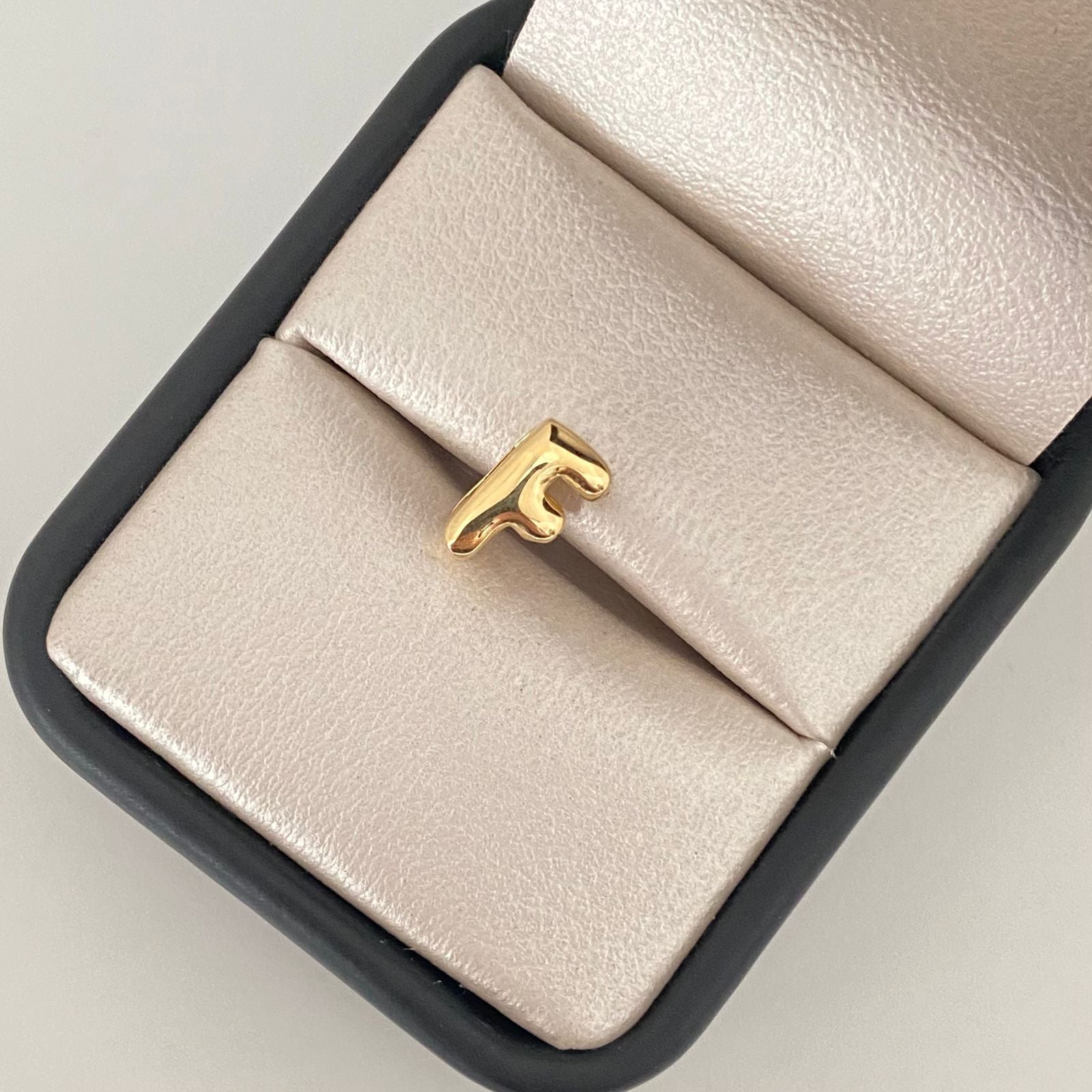 Dije It letra F (Joya) Oro amarillo 18k 0,55 Gr / 1,0 Cm
