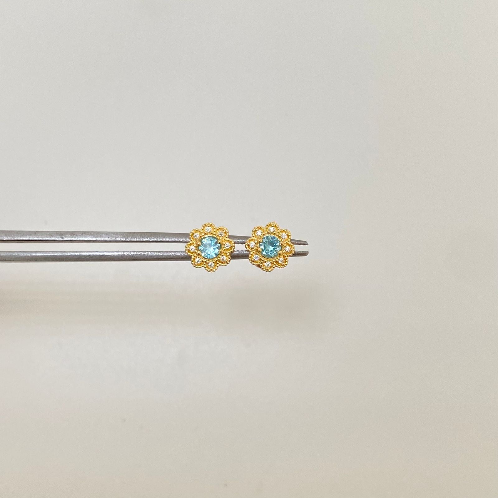 Topos flor circón central azul borde casting blanco Oro amarillo 18k 1,2 Gr / 6,8 mm