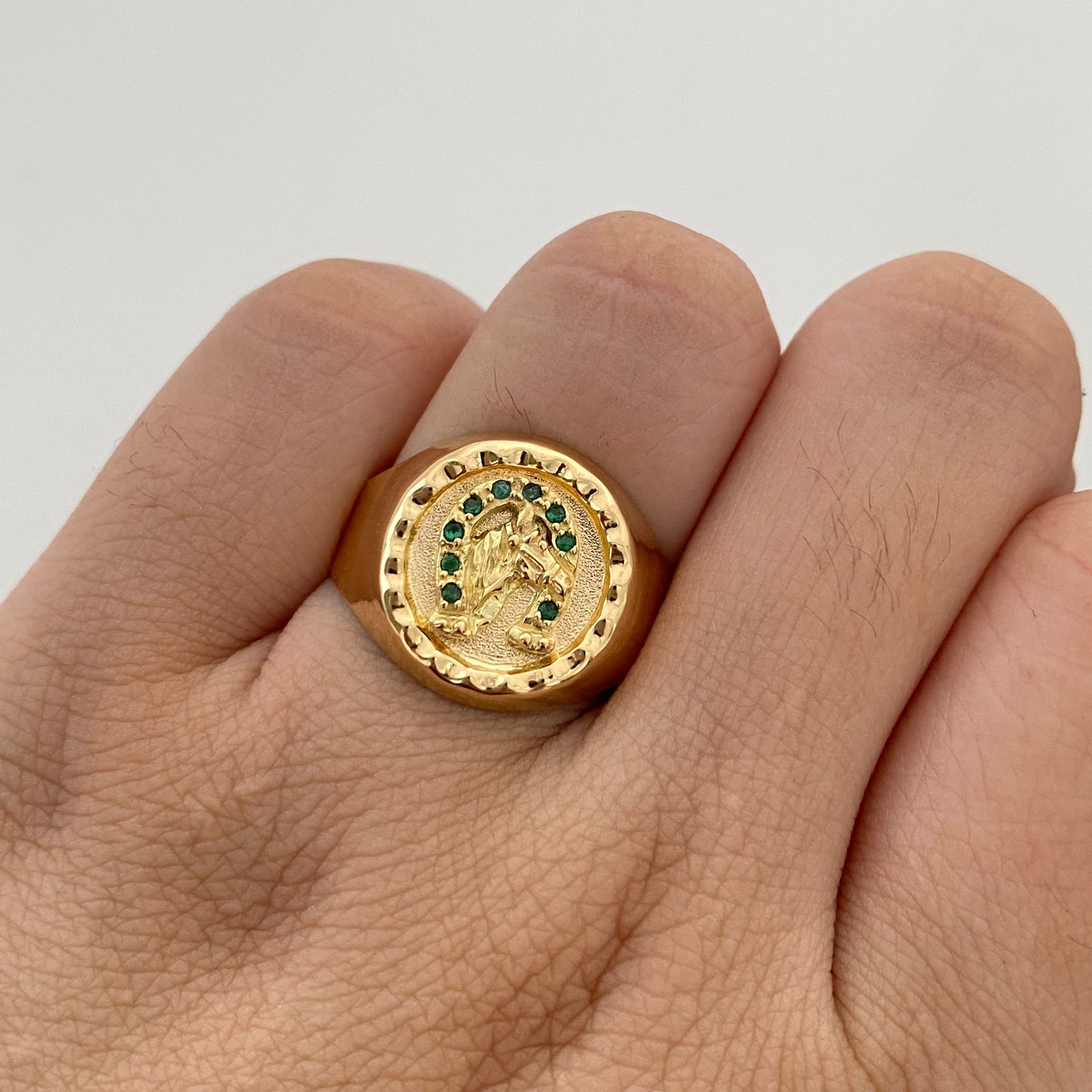 Anillo Troquel caballo circon verde Oro amarillo 18k / Talla 10 1/2 / 3,75 Gr / 5,1 mm