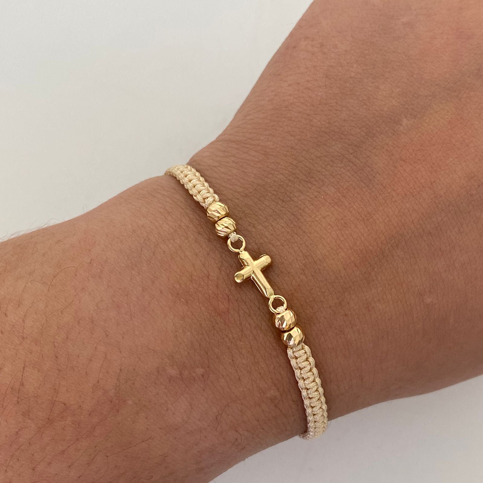 Pulsera tejida Herraje Cruz bolas diamantada 4mm hilo beige Oro amarillo 18k 0,6 Gr