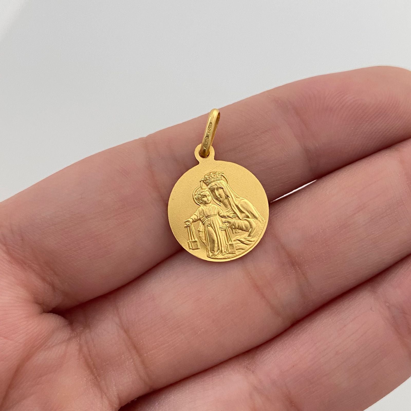 Dije It Dije redondo Virgen del Carmen y Sagrado Corazon Oro amarillo 18k +4 / 2,35 Gr / 13,8 mm / 2 Cm