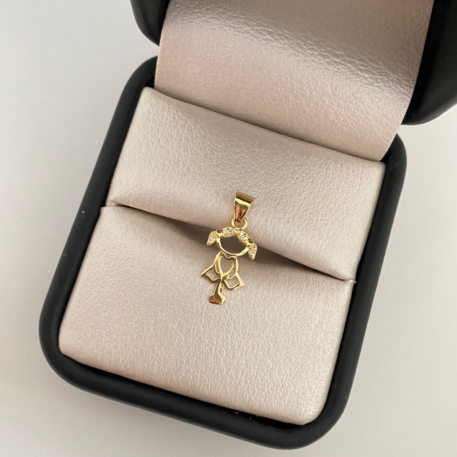 Dije silueta niña casting Oro amarillo 18k 0,5 Gr / 1,8 Cm
