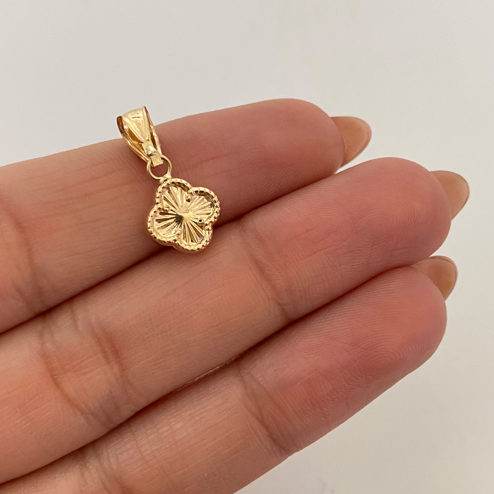 Dije Trebol Diamantado Oro amarillo 18k 0,5 Gr / 9,3 mm / 1,9 Cm