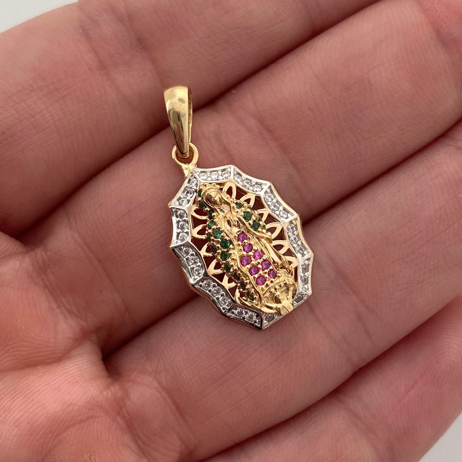Dije virgen de guadalupe con circones multicolor  Oro amarillo 18k 2,8 Gr / 13,93 mm / 2,6 Cm