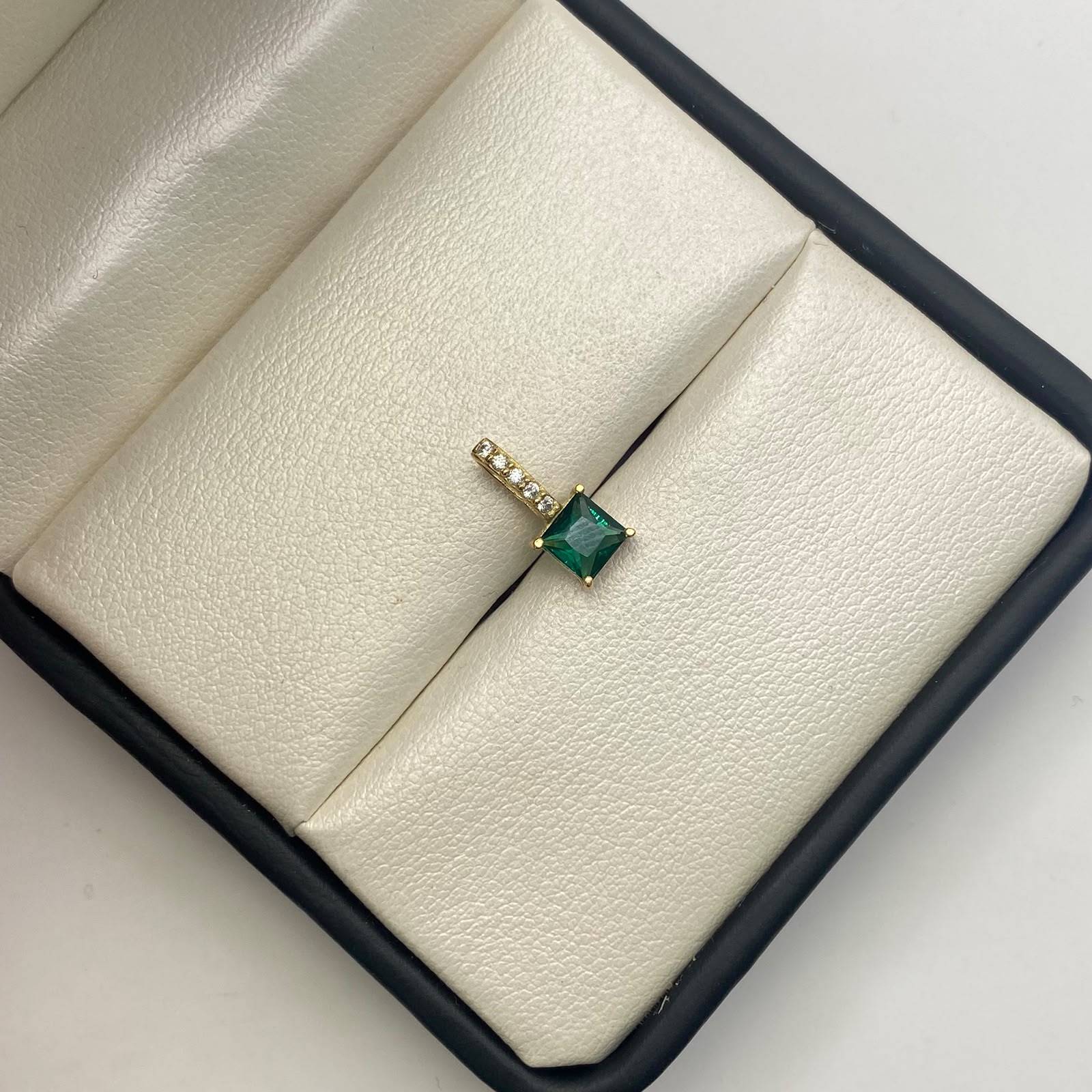 Dije dije circón verde Oro amarillo 18k 0,68 Gr / 6,10 mm / 1,3 Cm