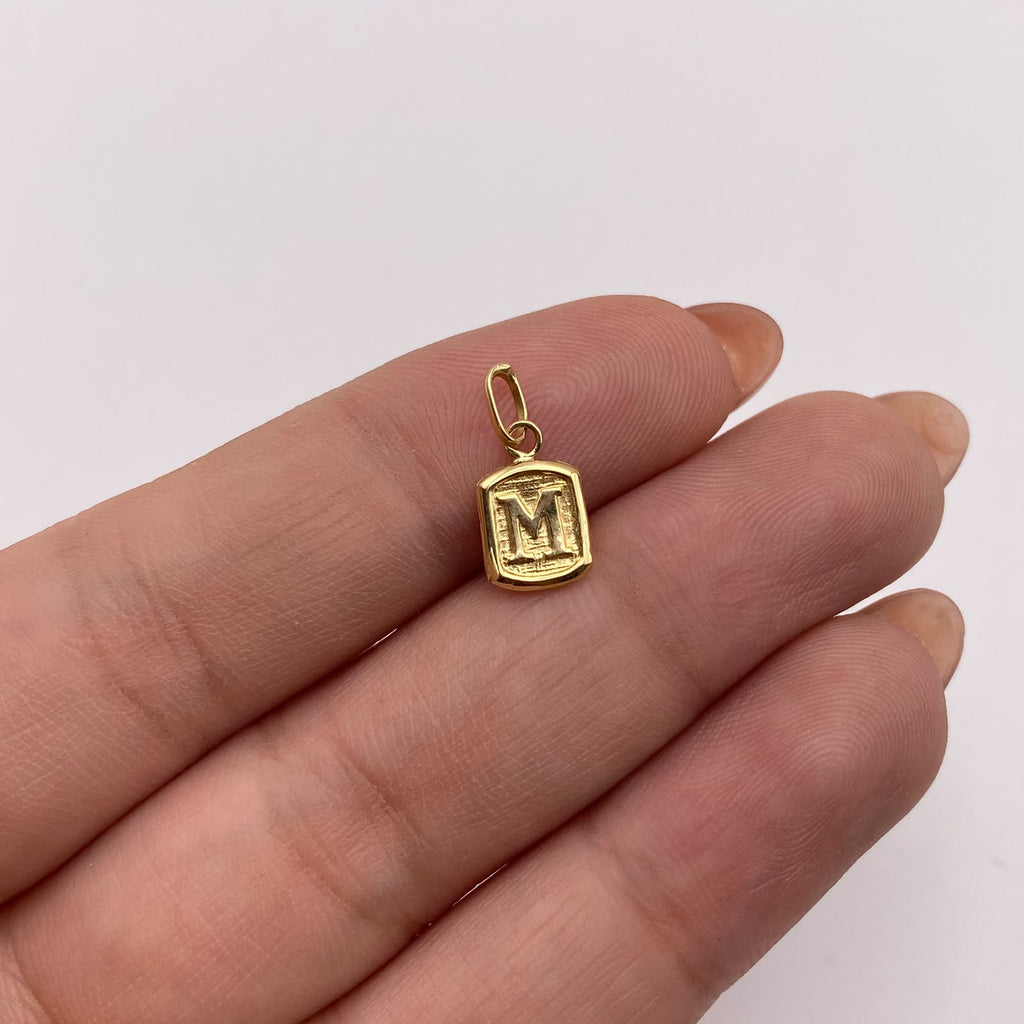 Dije letra M  Oro amarillo 18k 0,35 Gr / 6,8 mm / 1,3 Cm