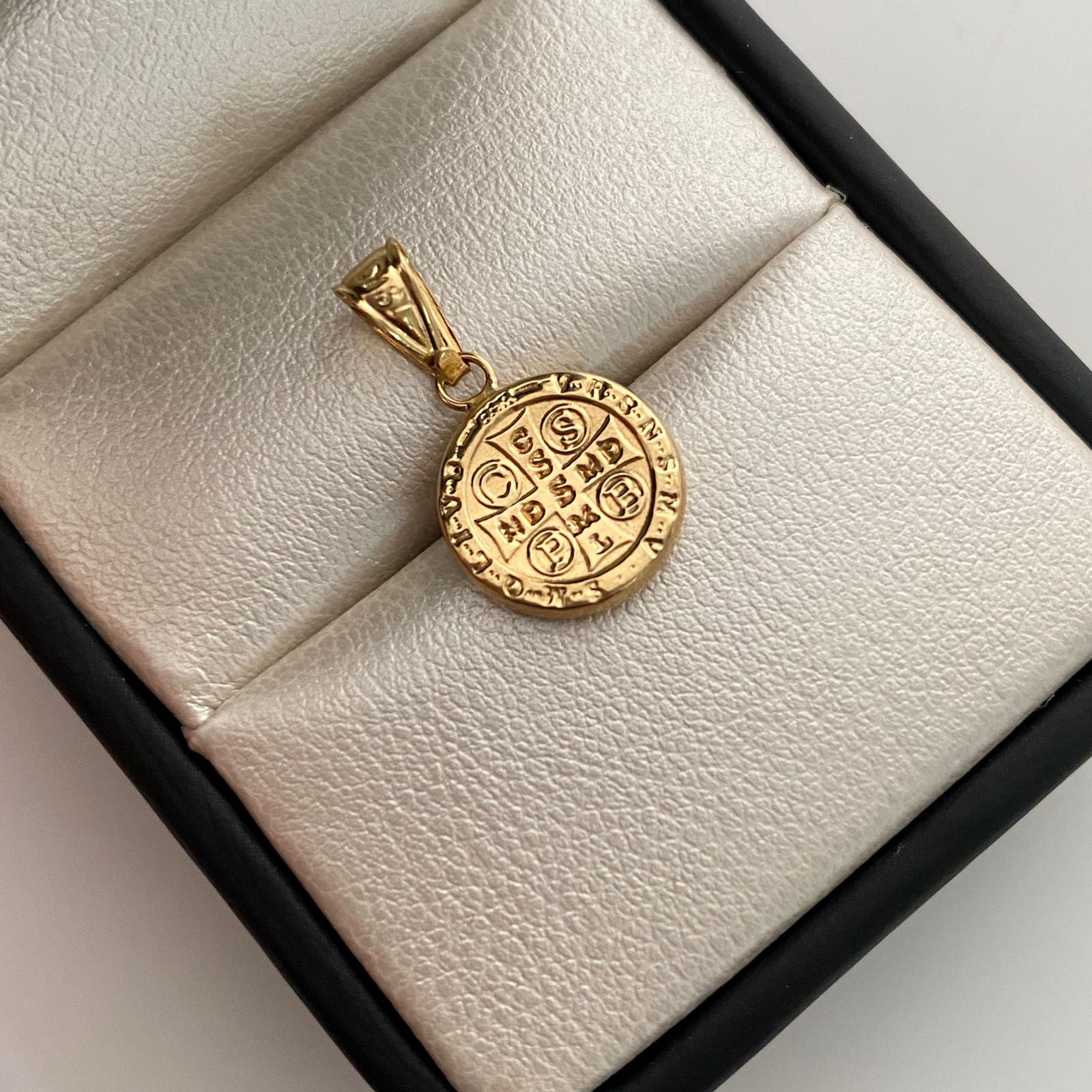 Dije San Benito Oro amarillo 18k 0,7 Gr / 12,2 mm / 2,1 Cm