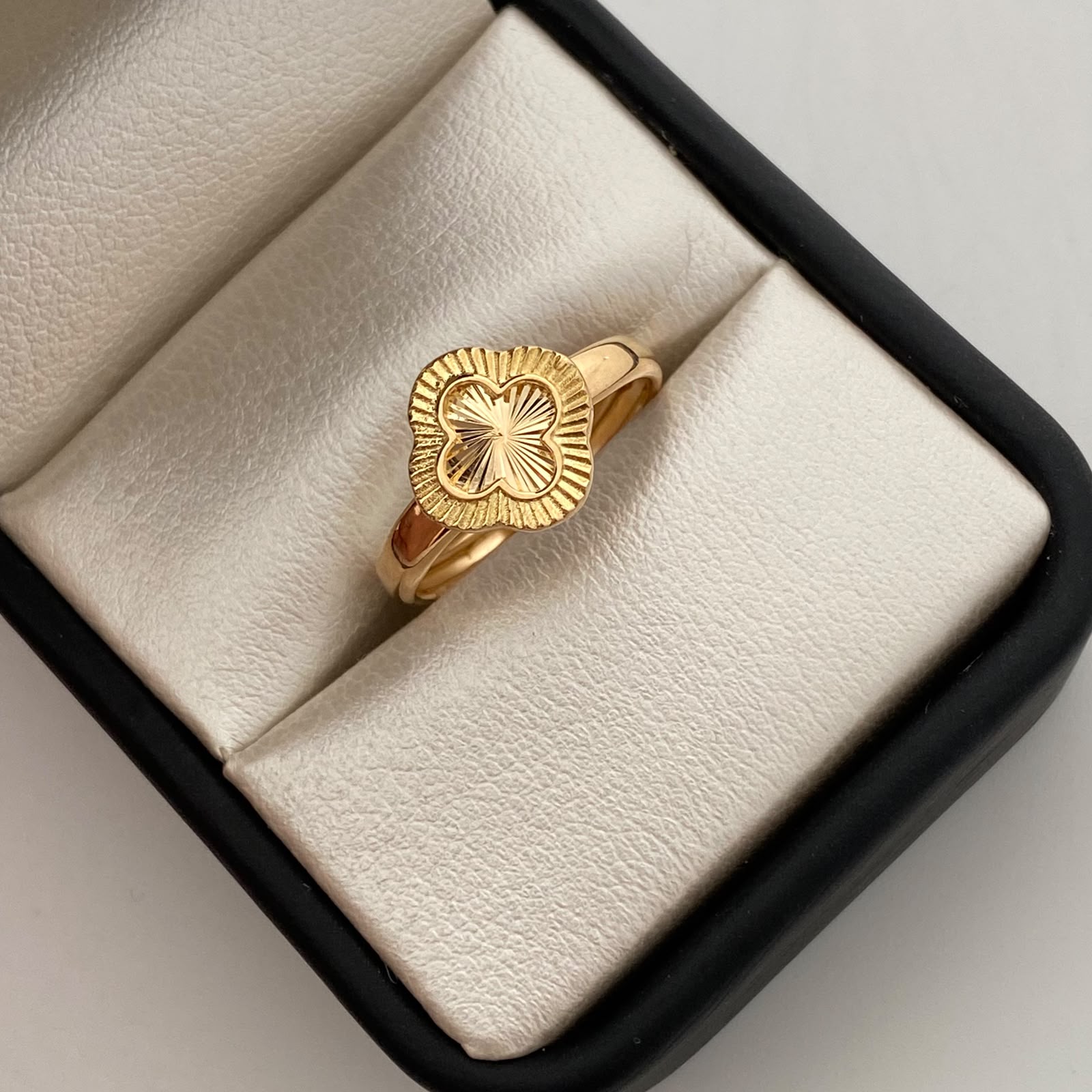 Anillo Trebol Diamantado Oro amarillo 18k / Talla 7 / 1,85 Gr / 3 mm