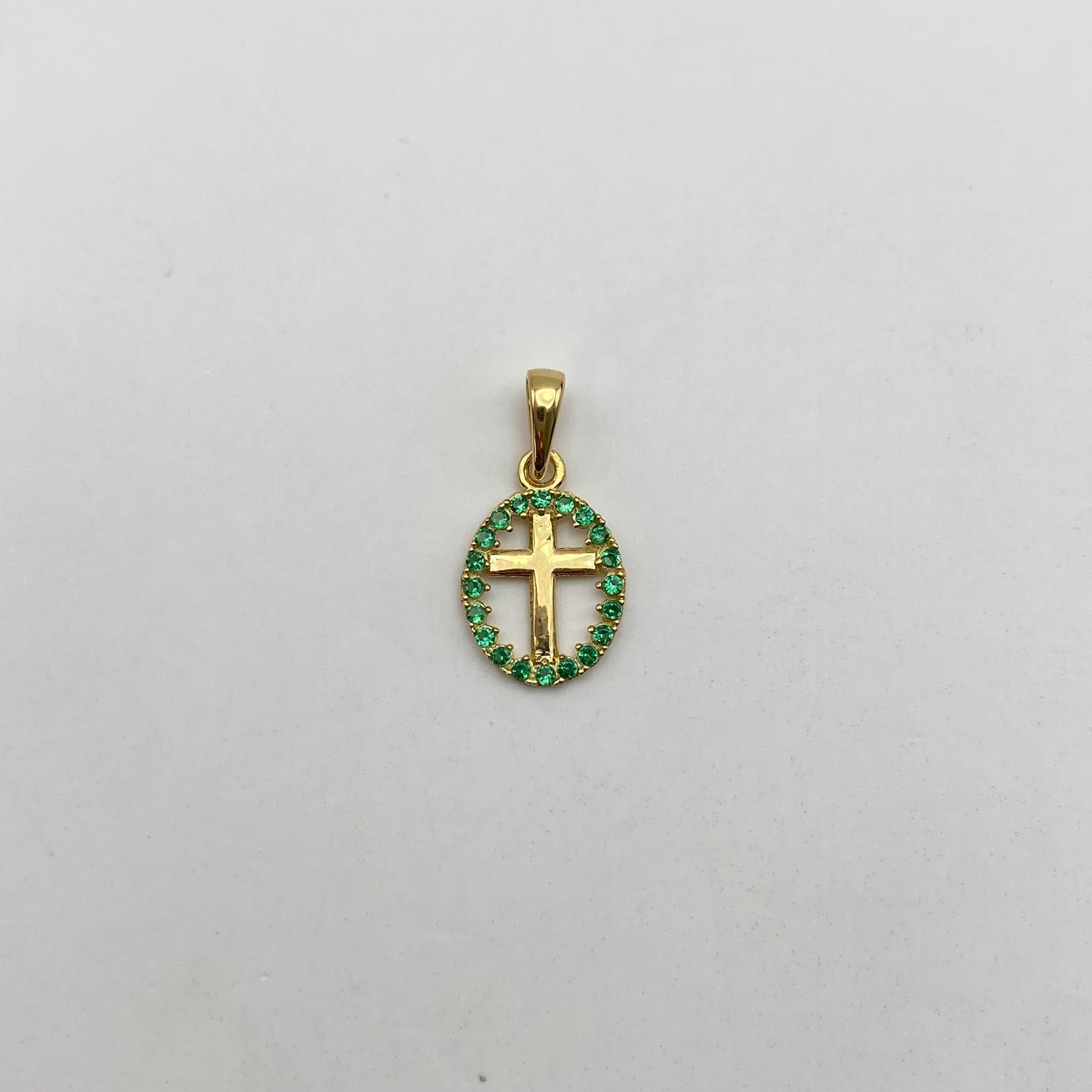 Dije  silueta cruz central circones verdes Oro amarillo 18k 0,65 Gr / 9,35 mm / 2 Cm