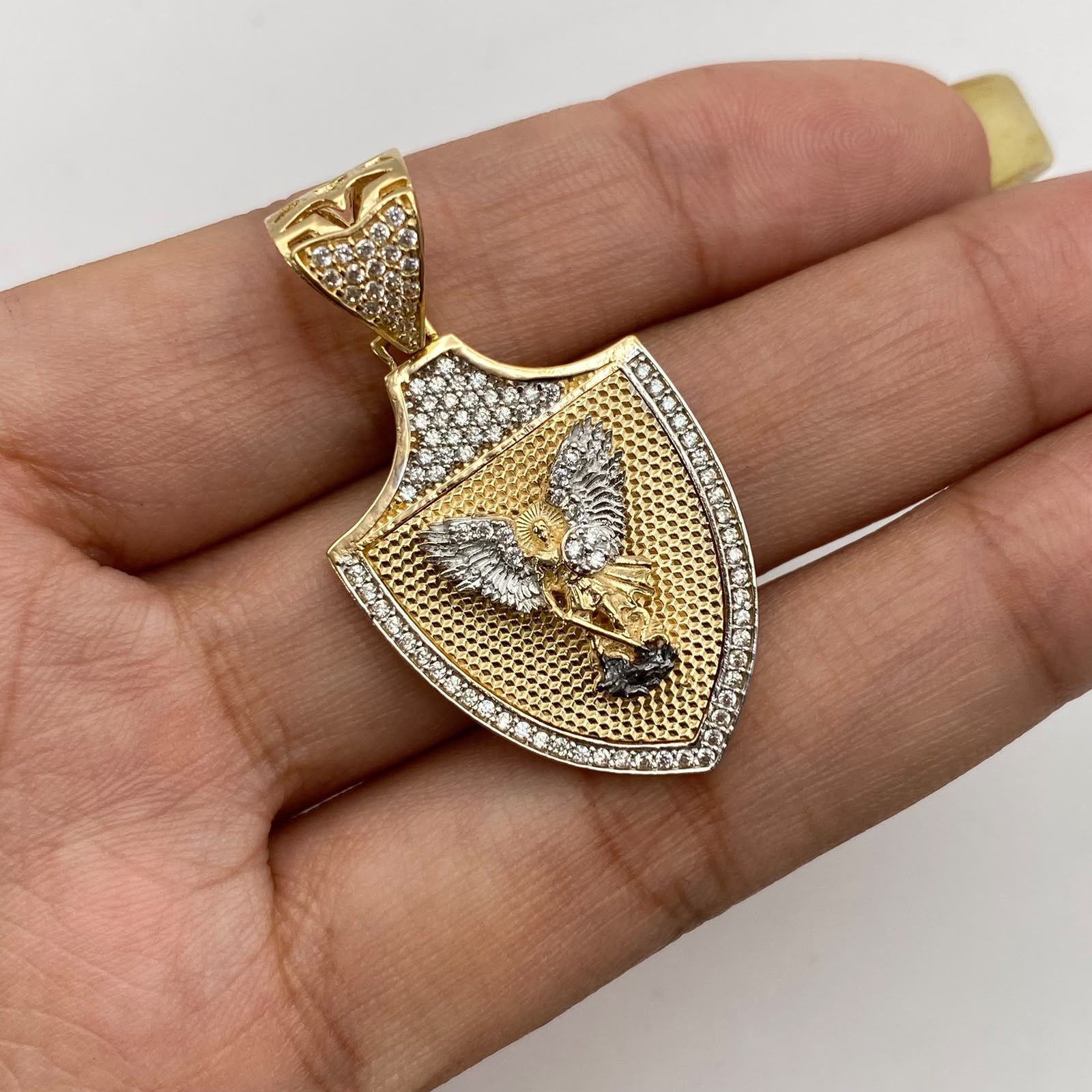 Dije escudo san miguel arcangel circones blancos Oro amarillo y Oro blanco 18k 7,75 Gr / 21,95 mm / 4,2 Cm
