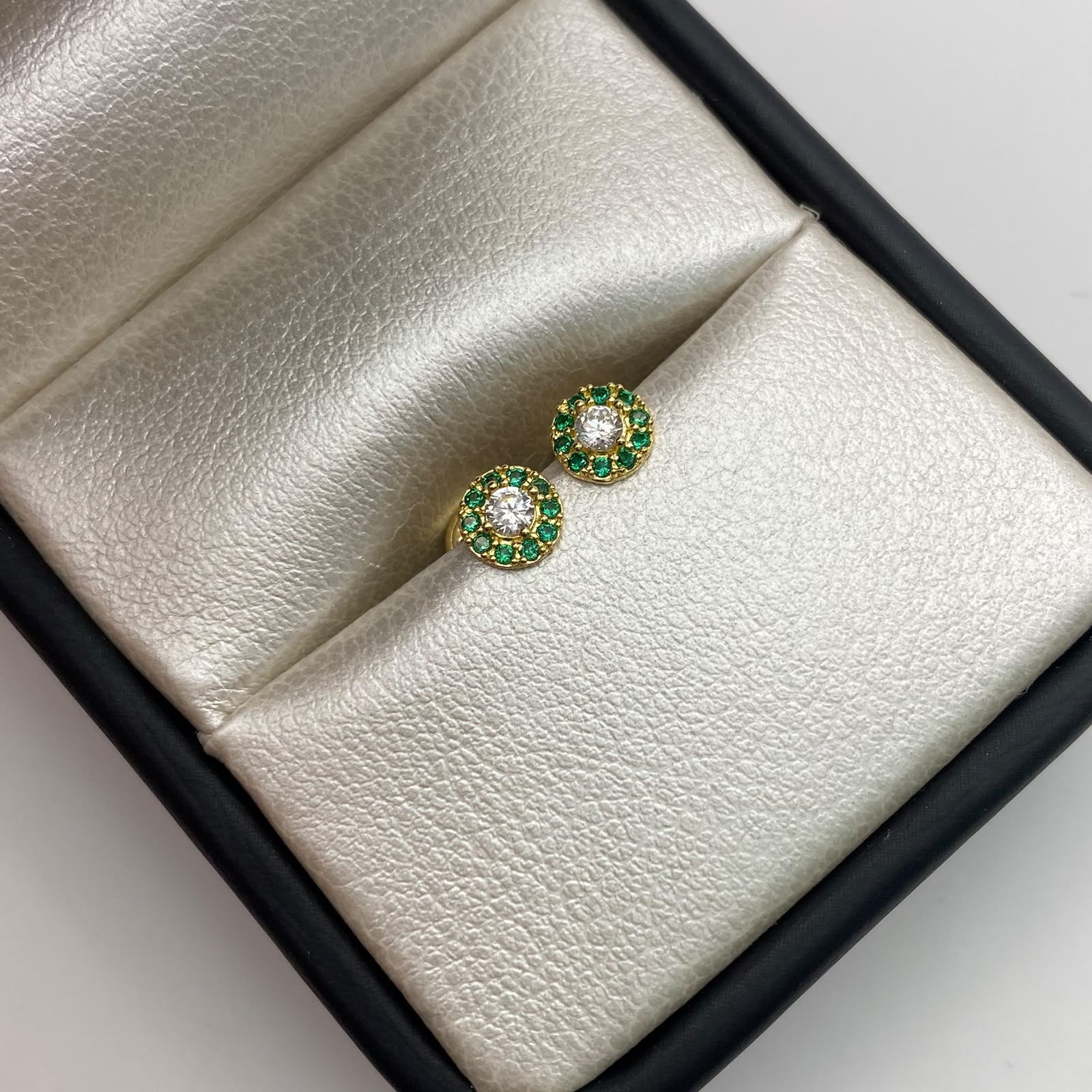 Topos Ciculo borde verde centro blanco Oro amarillo 18k 0,75 Gr / 5,4 mm