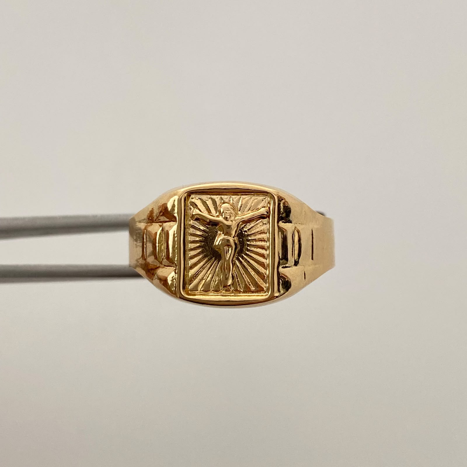 Anillo Troquel Cristo Diamantado Oro amarillo 18k / Talla 11 3/4 / 2,85 Gr / 4,8 mm