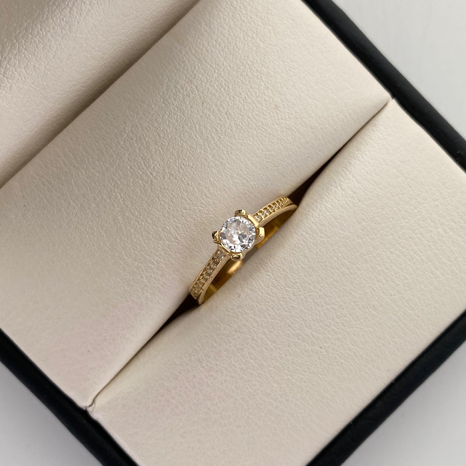 Anillo Solitario Oro amarillo 18k / Talla 7 1/2 / 2,1 Gr / 2,9 mm