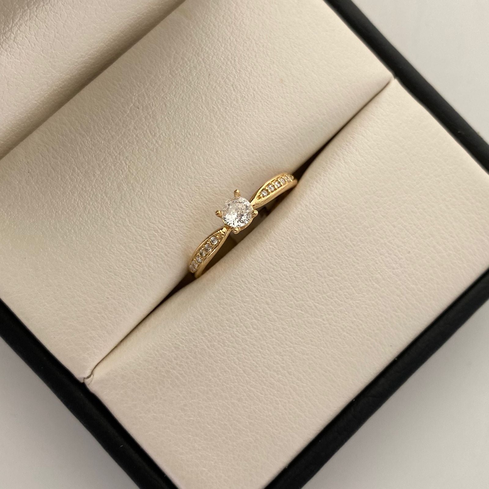 Anillo Solitario Oro amarillo 18k / Talla 8 / 1,55 Gr / 2,4 mm