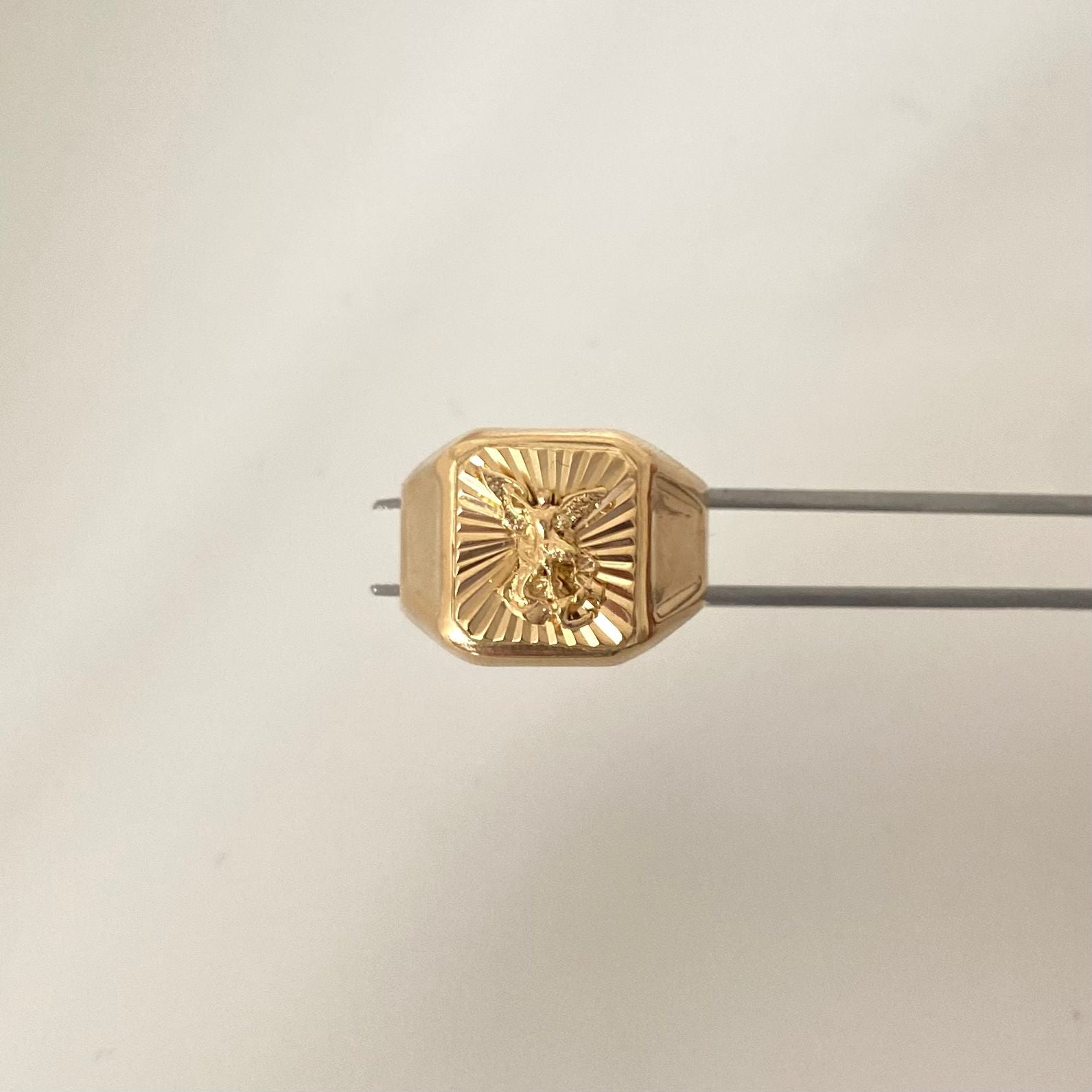 Anillo san miguel arcangel fondo diamantado Oro amarillo 18k / Talla 9 1/2 / 4,5 Gr
