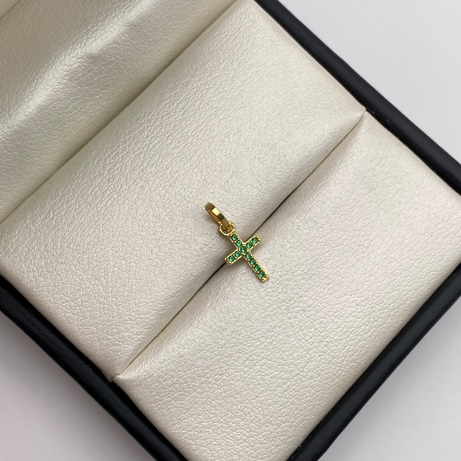 Dije mini cruz circones verdes Oro amarillo 18k 0,4 Gr / 6,85 mm / 1,5 Cm