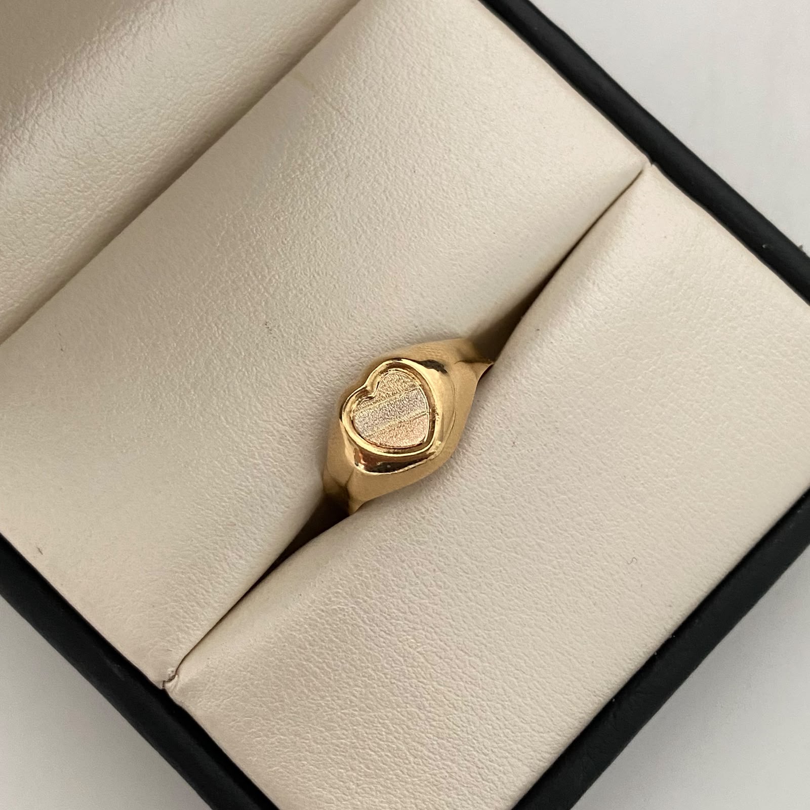 Anillo Troquel Corazon Mate Tres oros 18k / Talla 7 / 1,75 Gr / 3,2 mm