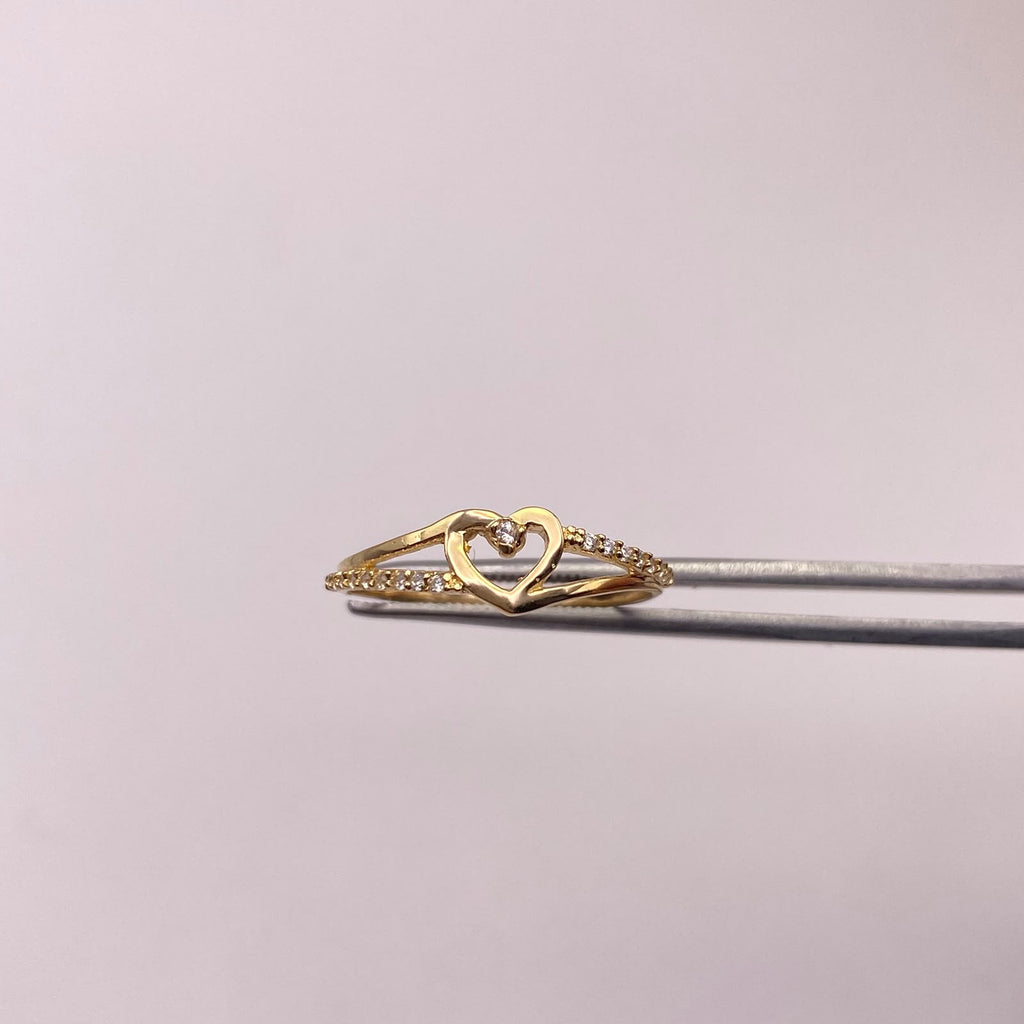 Anillo corazón lineas circones blancos Oro amarillo 18k / Talla 8 / 1,48 Gr / 1,5 mm