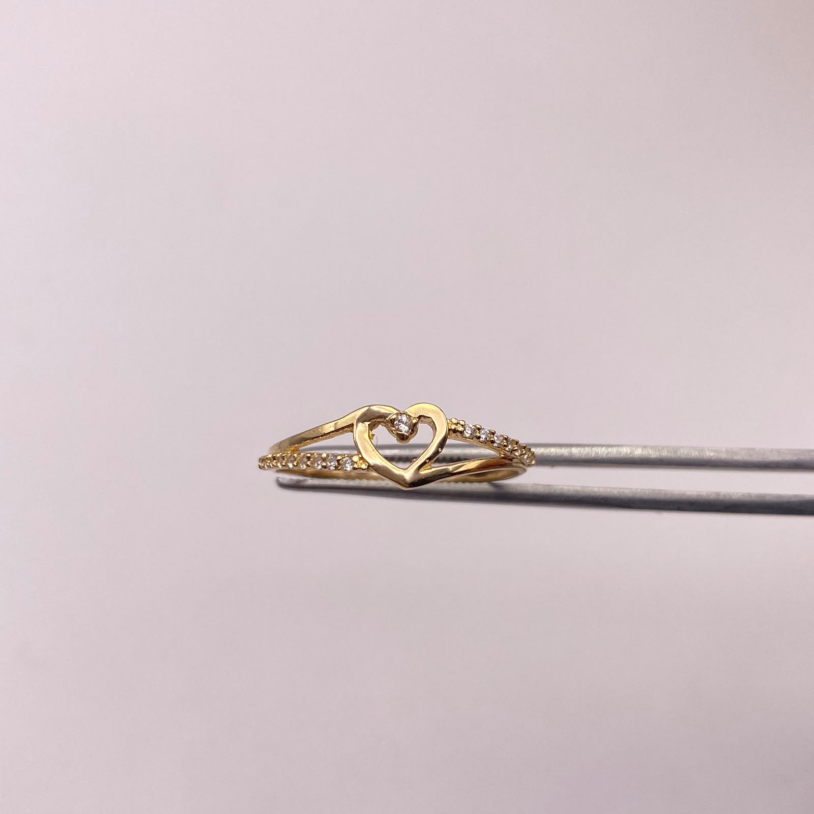 Anillo corazón lineas circones blancos Oro amarillo 18k / Talla 8 / 1,48 Gr / 1,5 mm