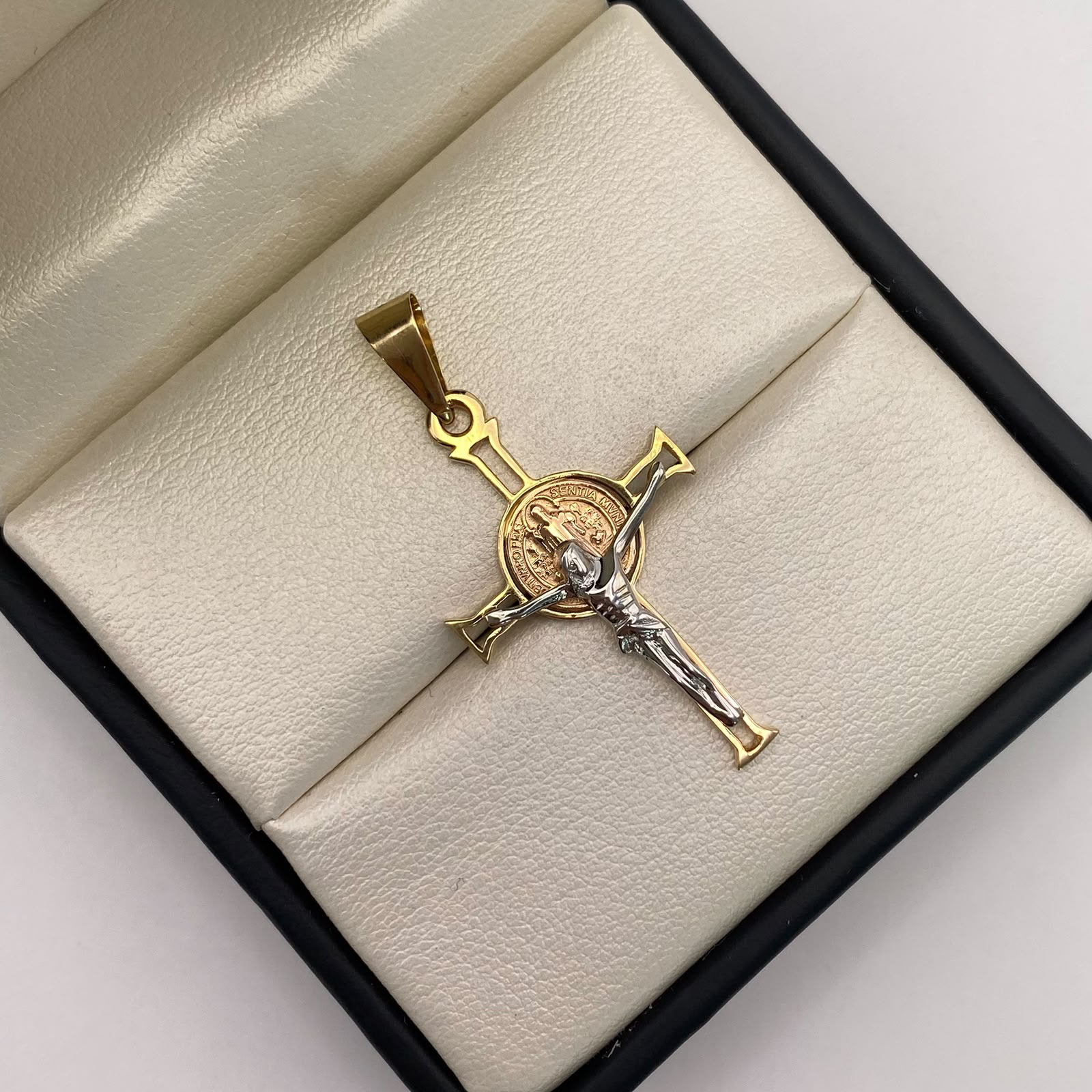 Dije cruz cristo y san benito Tres oros 18k 2,8 Gr / 21,45 mm / 4,5 Cm