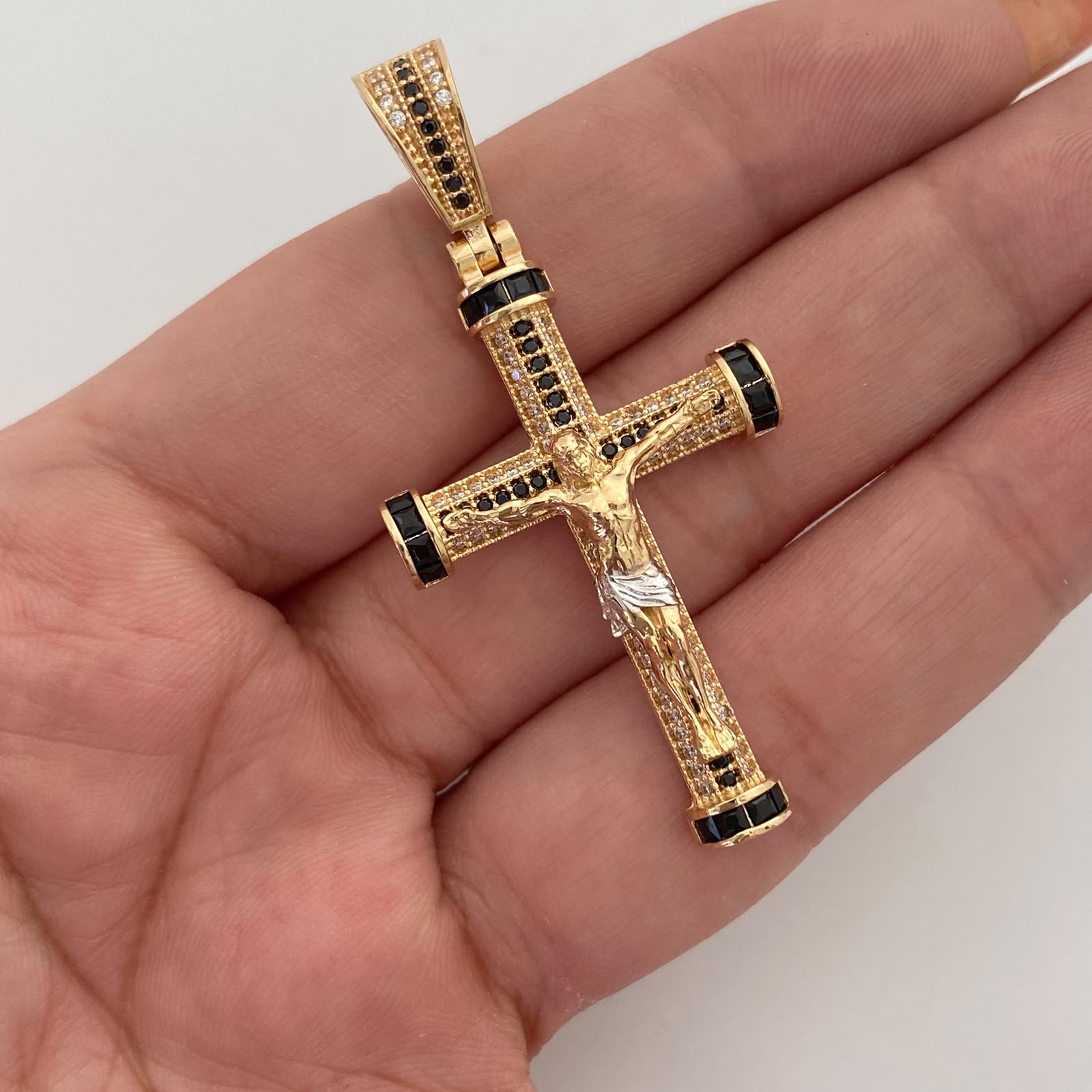 Dije Cruz Casting Negro Oro amarillo 18k 7,8 Gr / 25,5 mm / 5,1 Cm