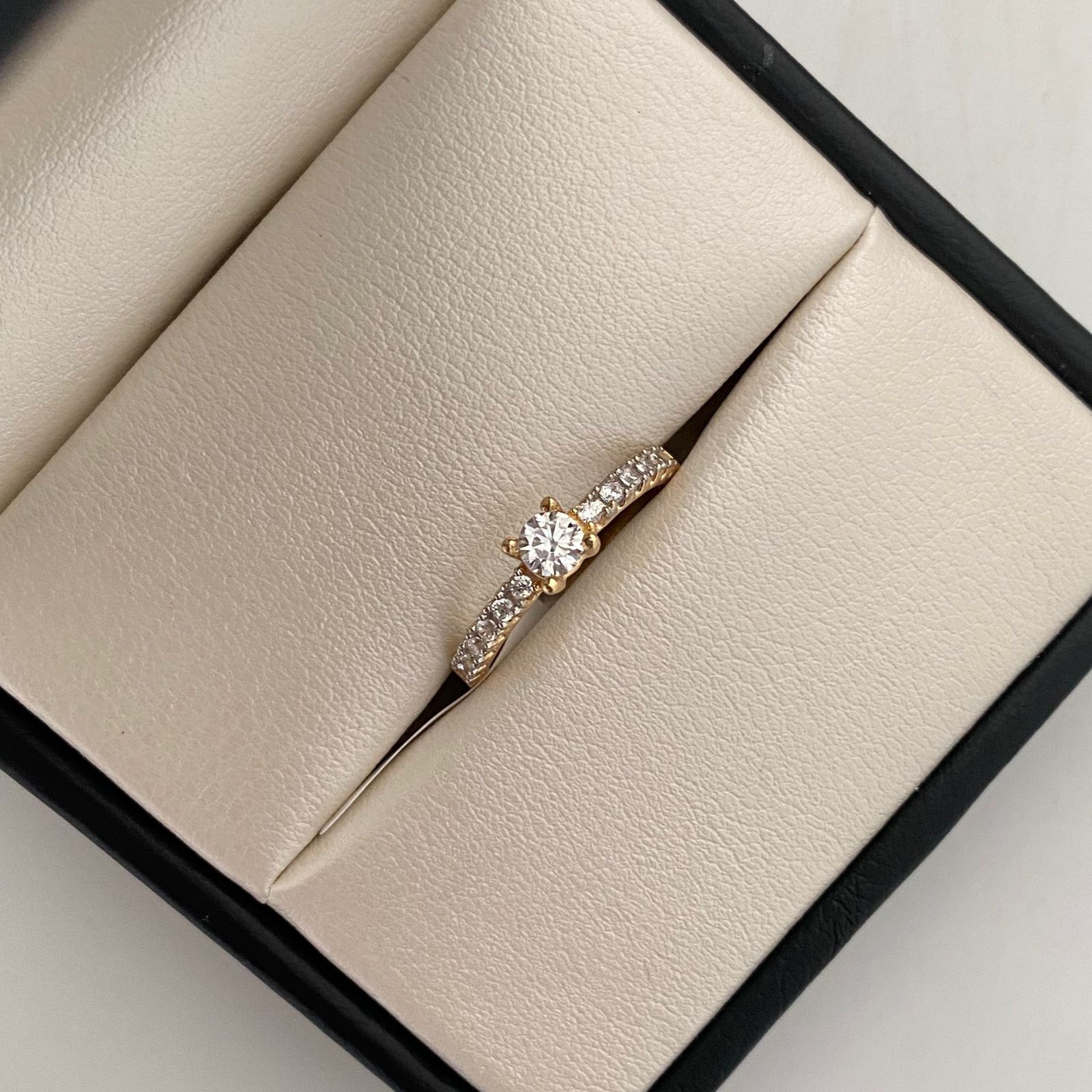 Anillo Solitario Oro amarillo 18k / Talla 7 / 2,8 Gr / 2,3 mm
