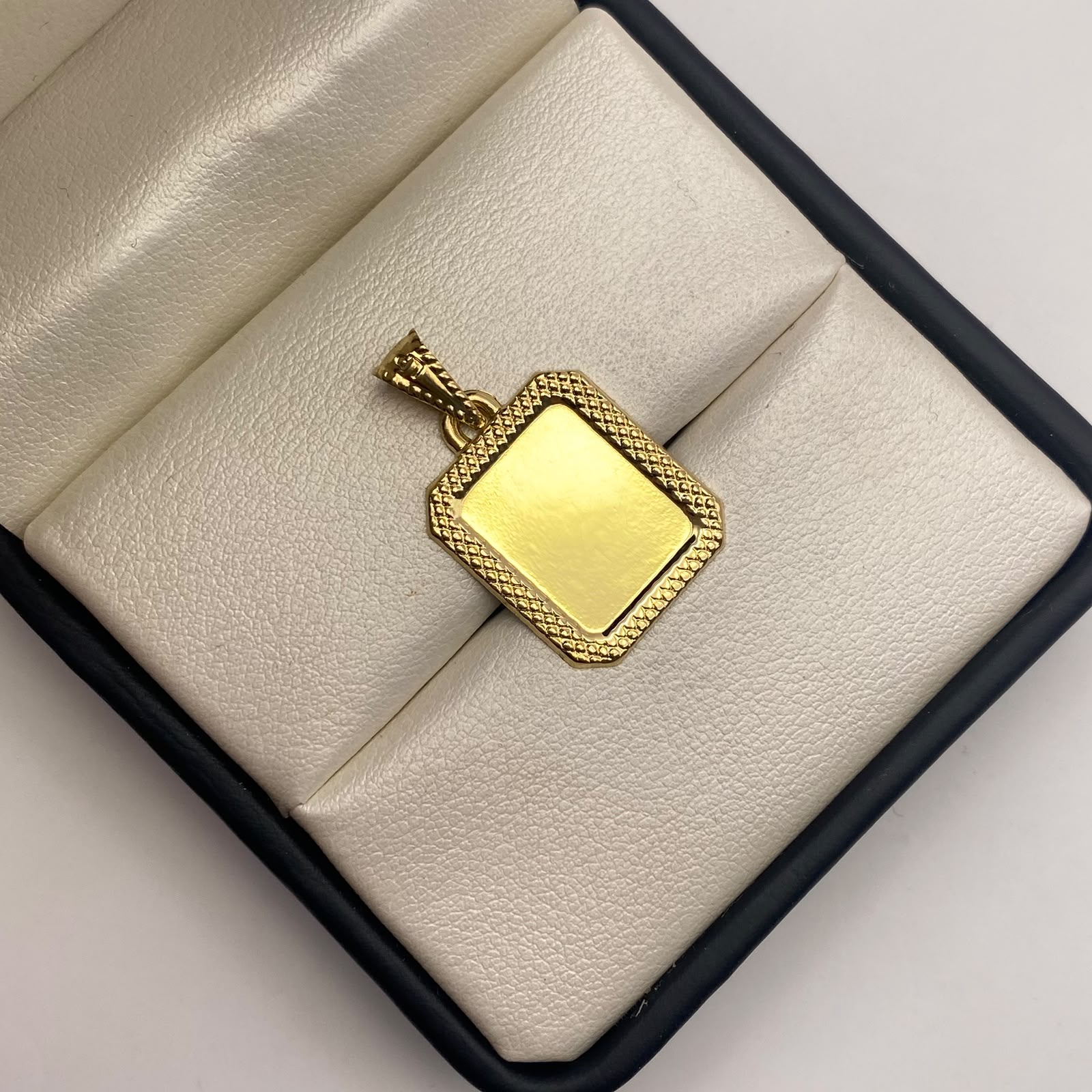Dije placa fotograbado borde diamantado Oro amarillo 18k 1,30 Gr / 17,35 mm / 2,5 Cm