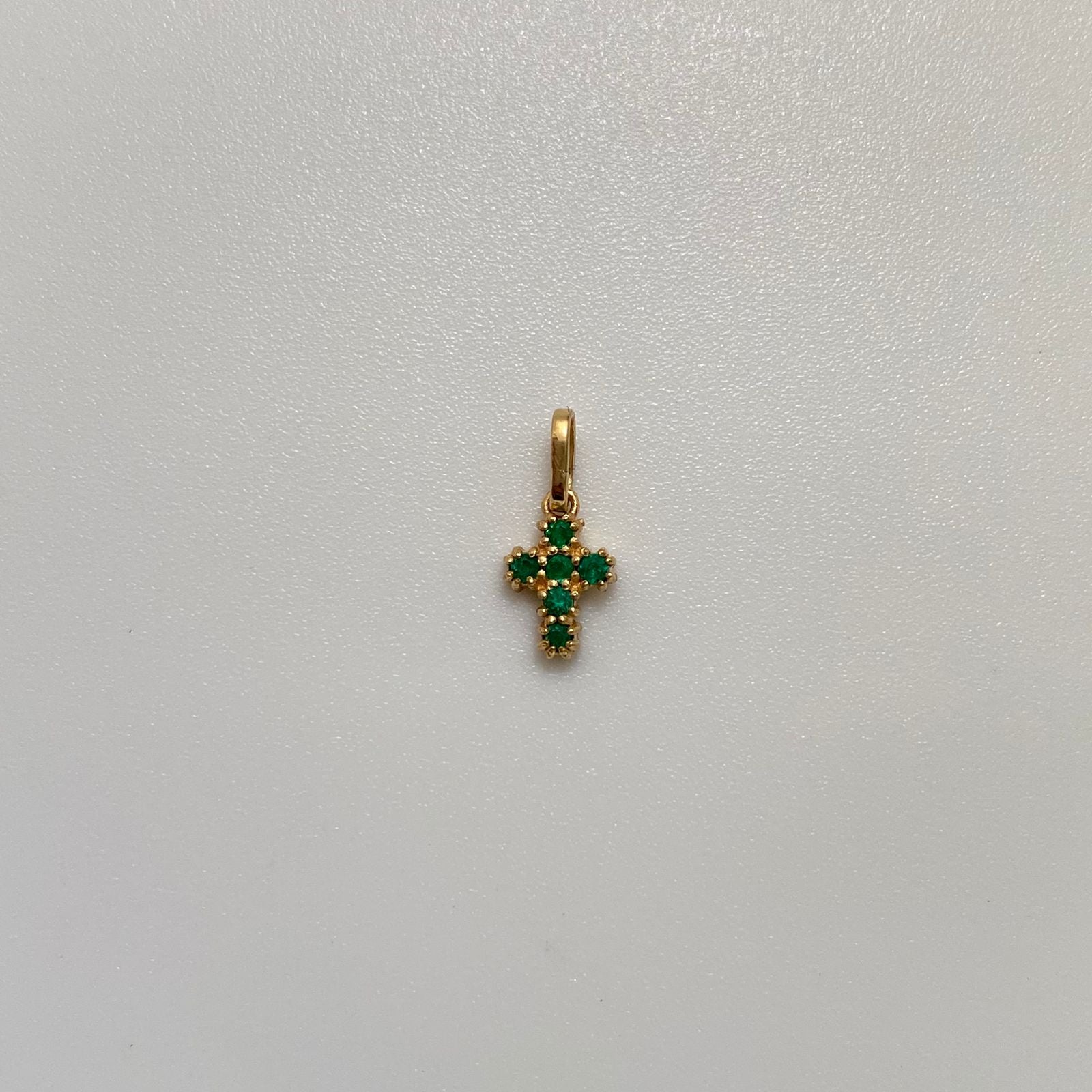 Dije Cruz Esmeralda 0.48qt Oro amarillo 18k 0,5 Gr / 5,7 mm / 1,2 Cm