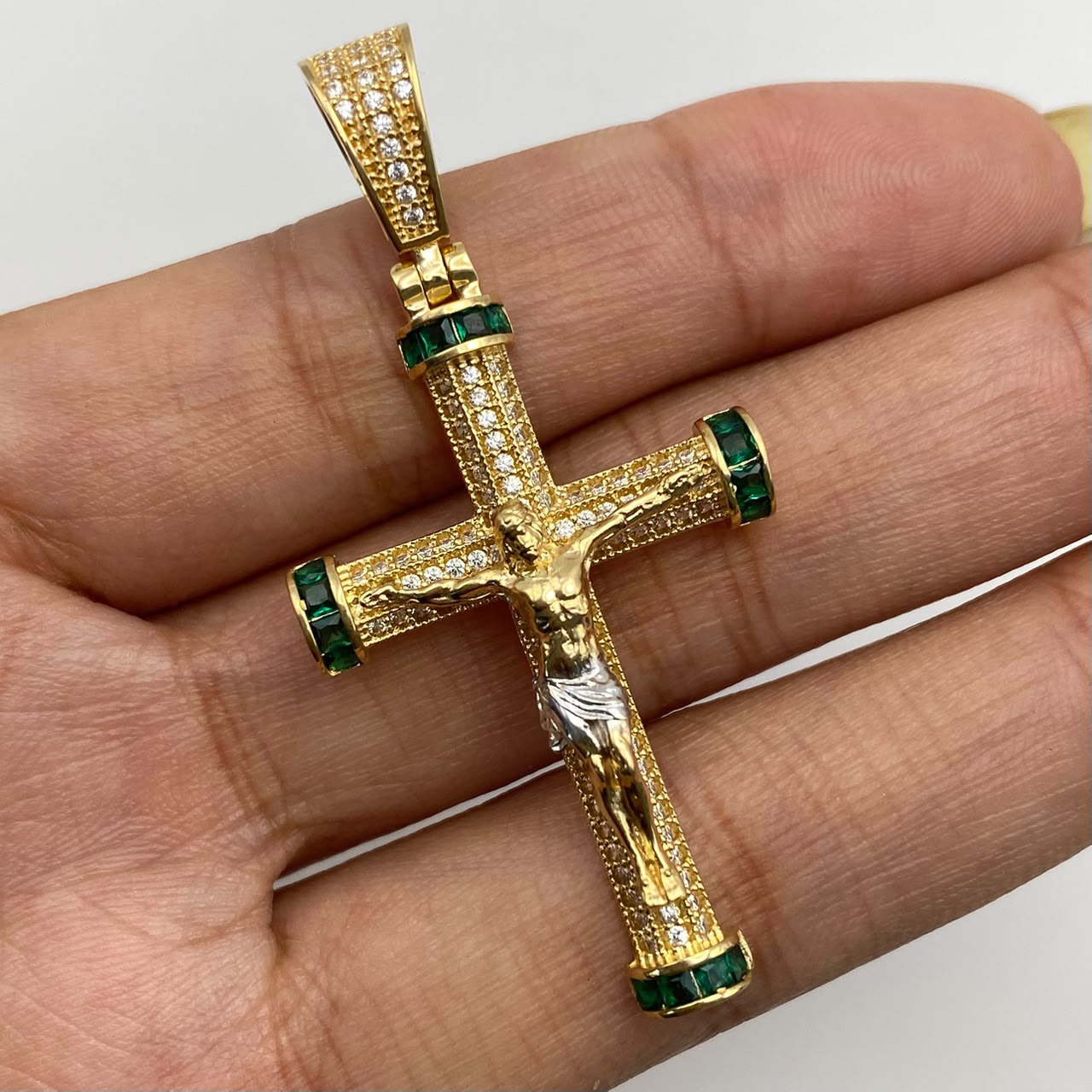 Dije Cruz cristo con circones verdes Oro amarillo y Oro blanco 18k 7,85 Gr / 25,4 mm / 5,5 Cm
