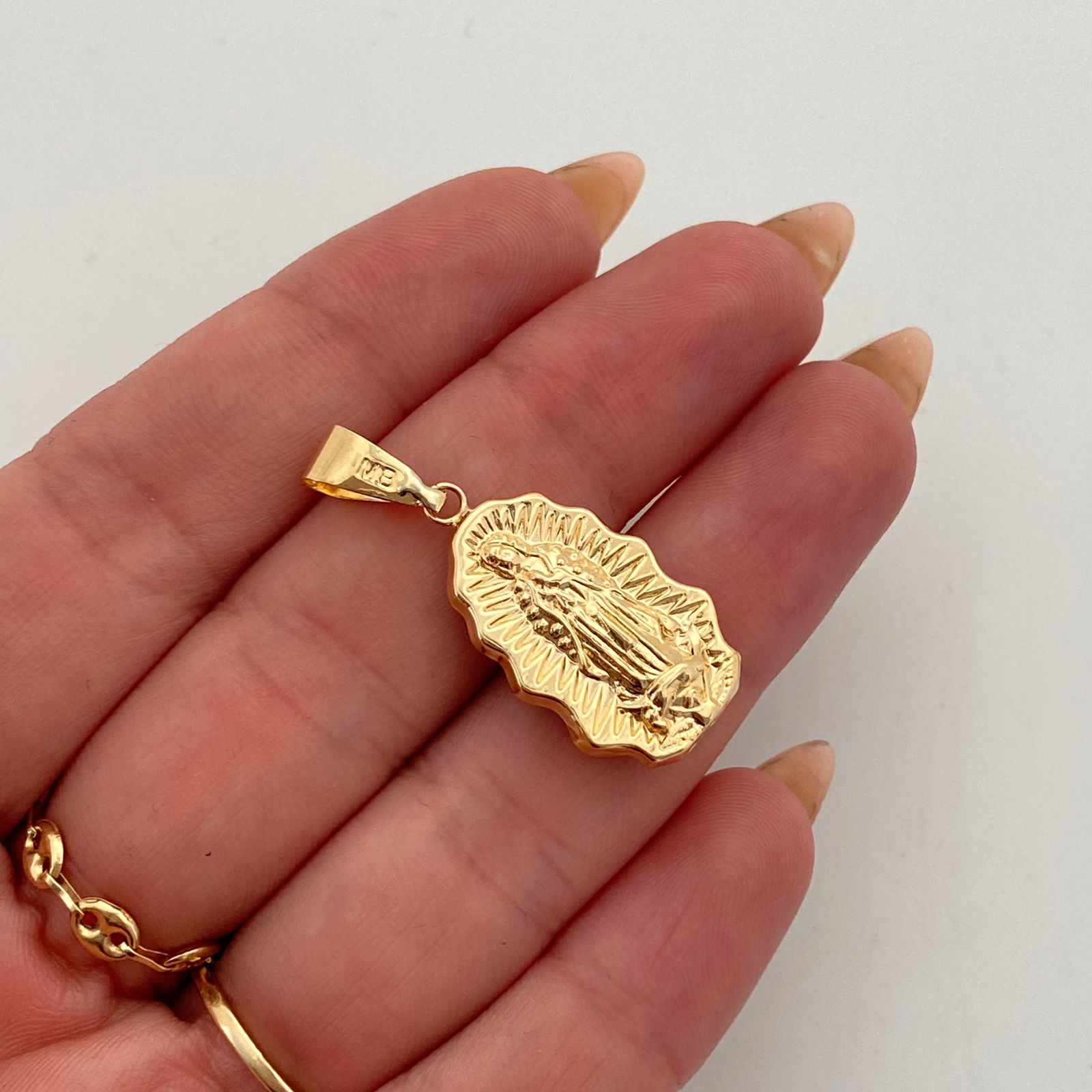 Dije silueta virgen de guadalupe  Oro amarillo 18k 1,8 Gr / 14,4 mm / 3,5 Cm