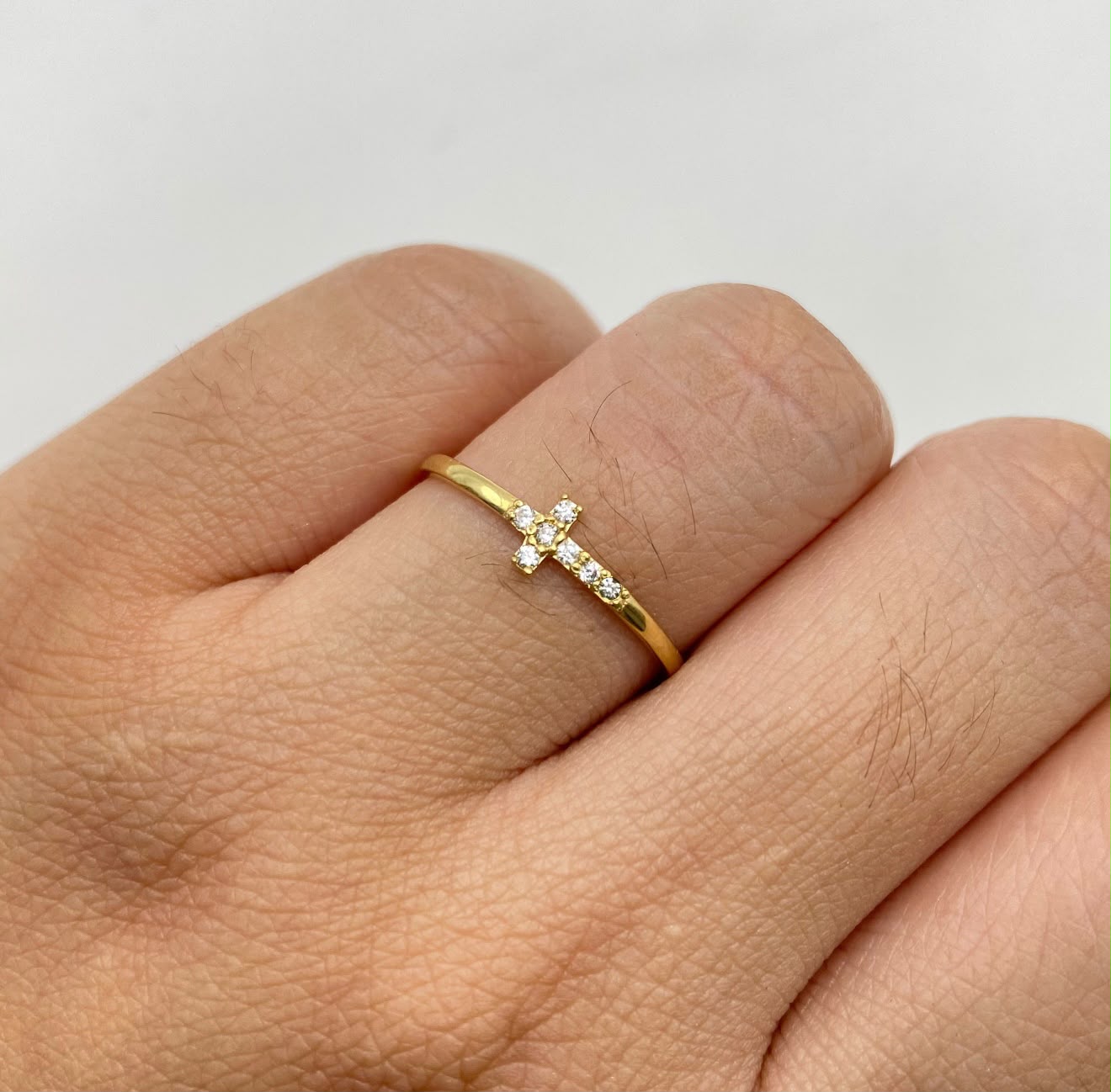 Anillo mini cruz circones Oro amarillo / Talla 8 / 0,8 Gr