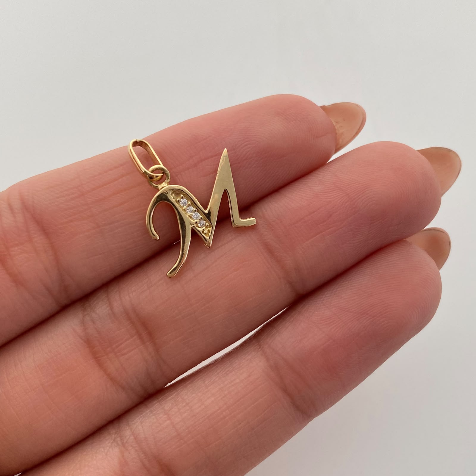 Dije Letra M Casting Oro amarillo 18k 1,15 Gr / 14,6 mm / 1,8 Cm