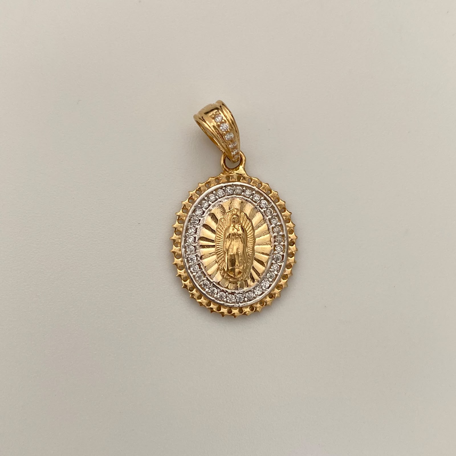 Dije Redondo Casting Virgen de Guadalupe Oro amarillo y Oro blanco 18k 2,9 Gr / 15,9 mm / 2,6 Cm
