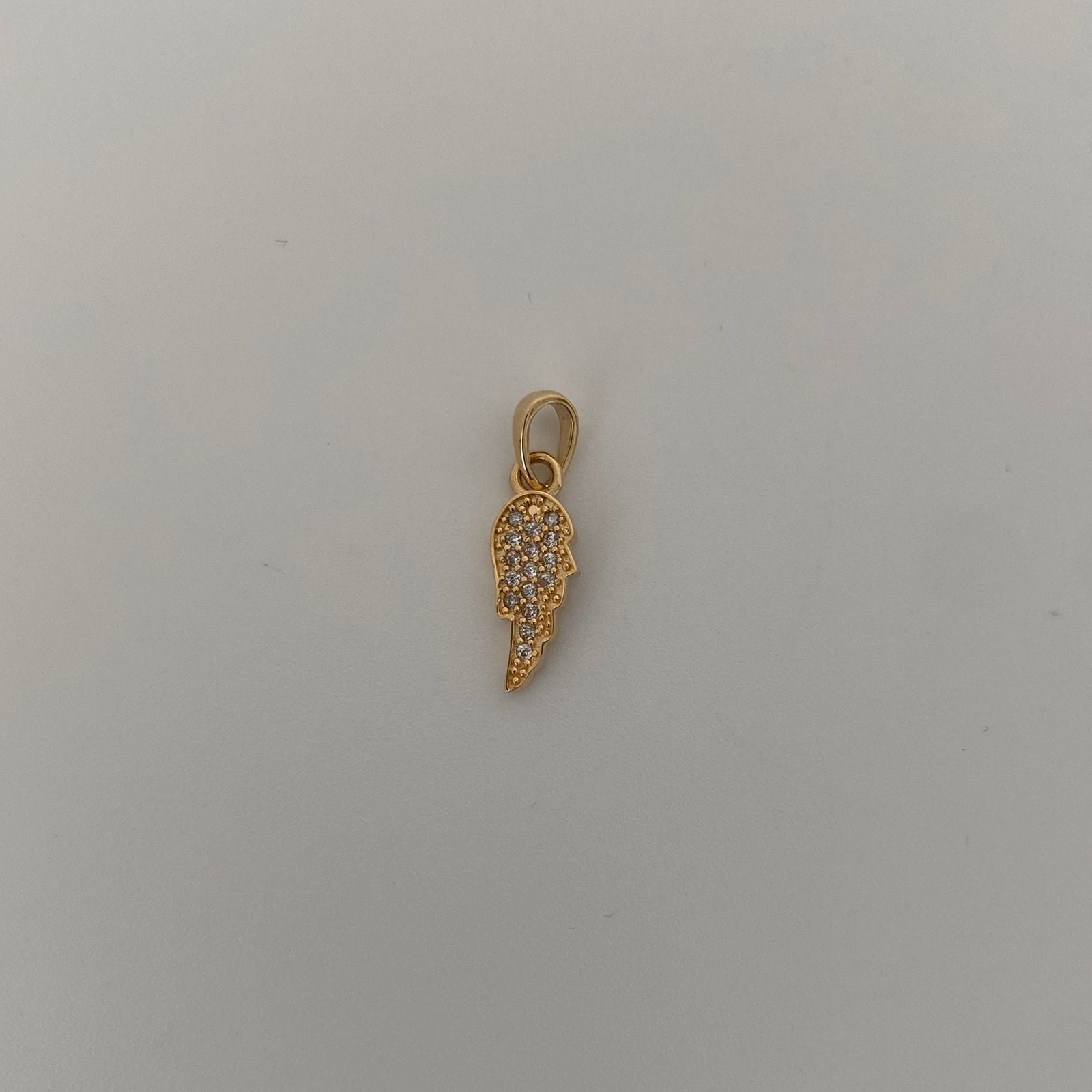 Dije ala con circones blancos  Oro amarillo 18k 1,05 Gr / 1,7 Cm