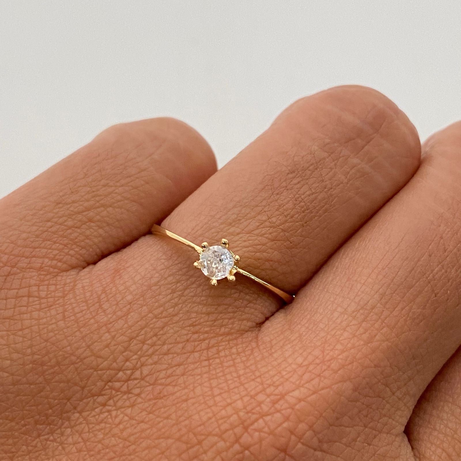 Anillo Solitario Oro amarillo 18k / Talla 71/4 / 1,1 Gr / 1,3 mm