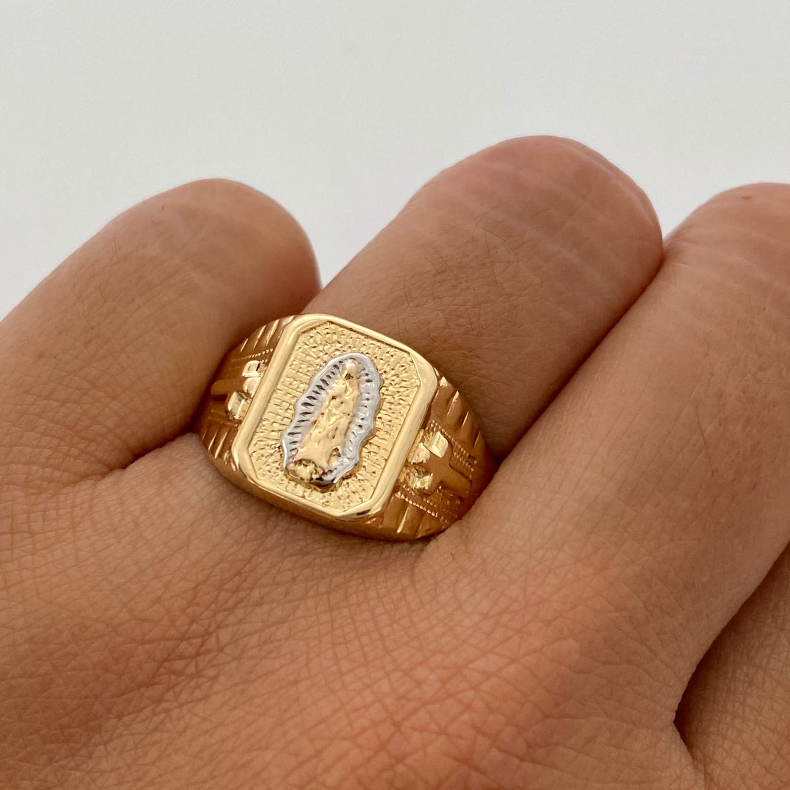 Anillo Virgen de Guadalupe Oro amarillo y Oro blanco 18k / Talla 11 1/2 / 3,3 Gr / 4,9 mm